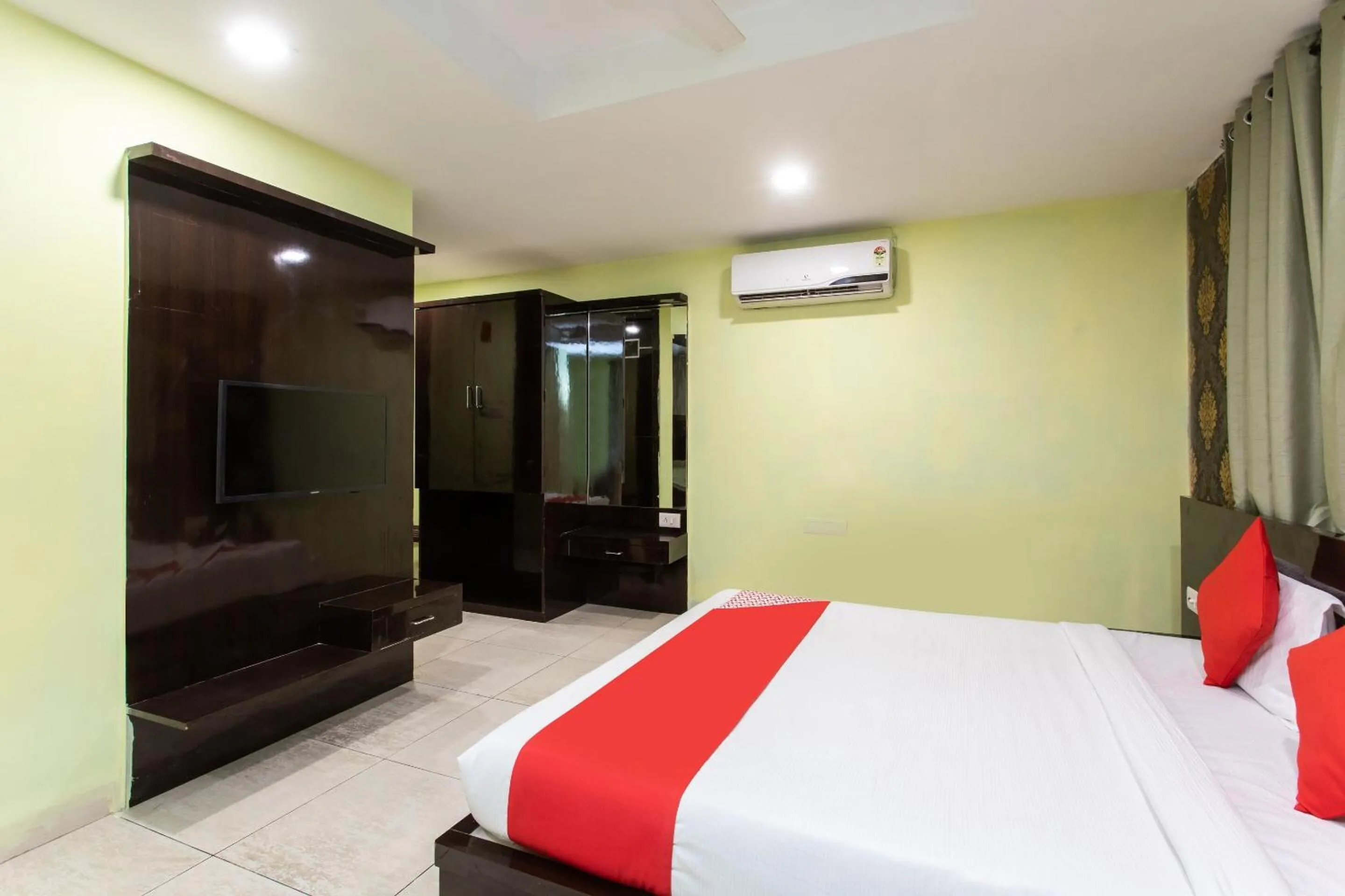 Bedroom in Capital O Swan Paradise