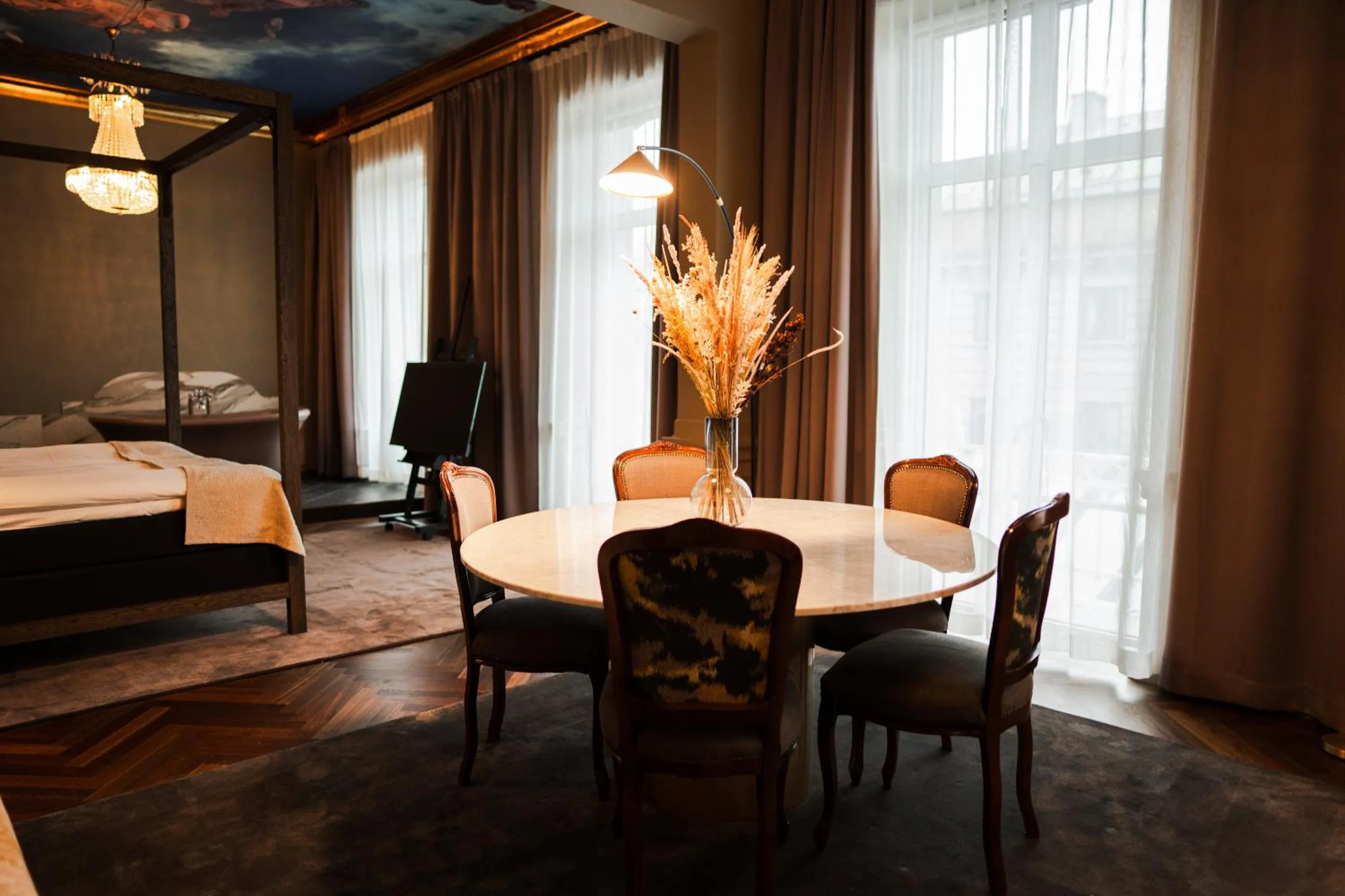 Living room, Bed in Hotel Royal