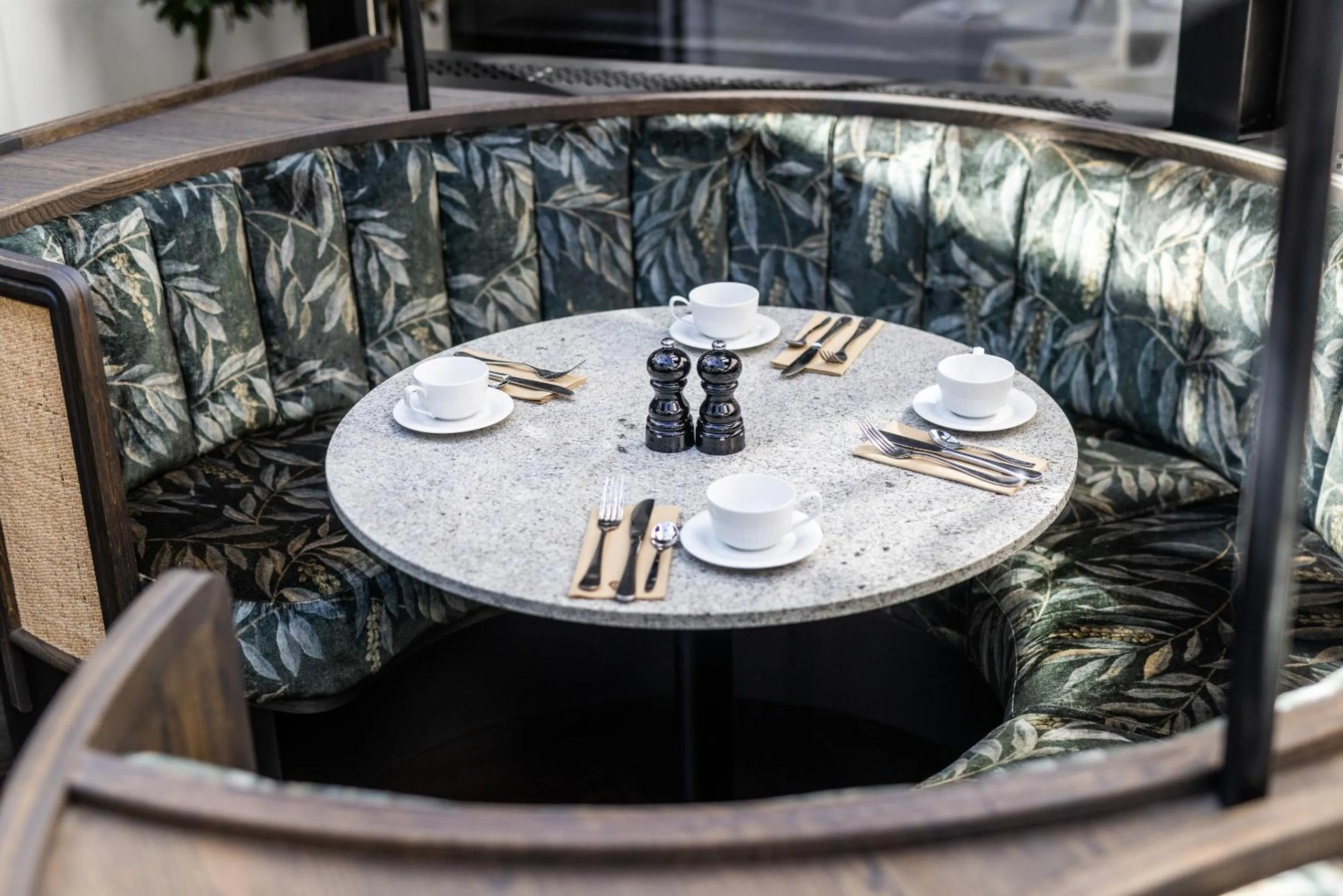 Restaurant/places to eat in Hotel Royal