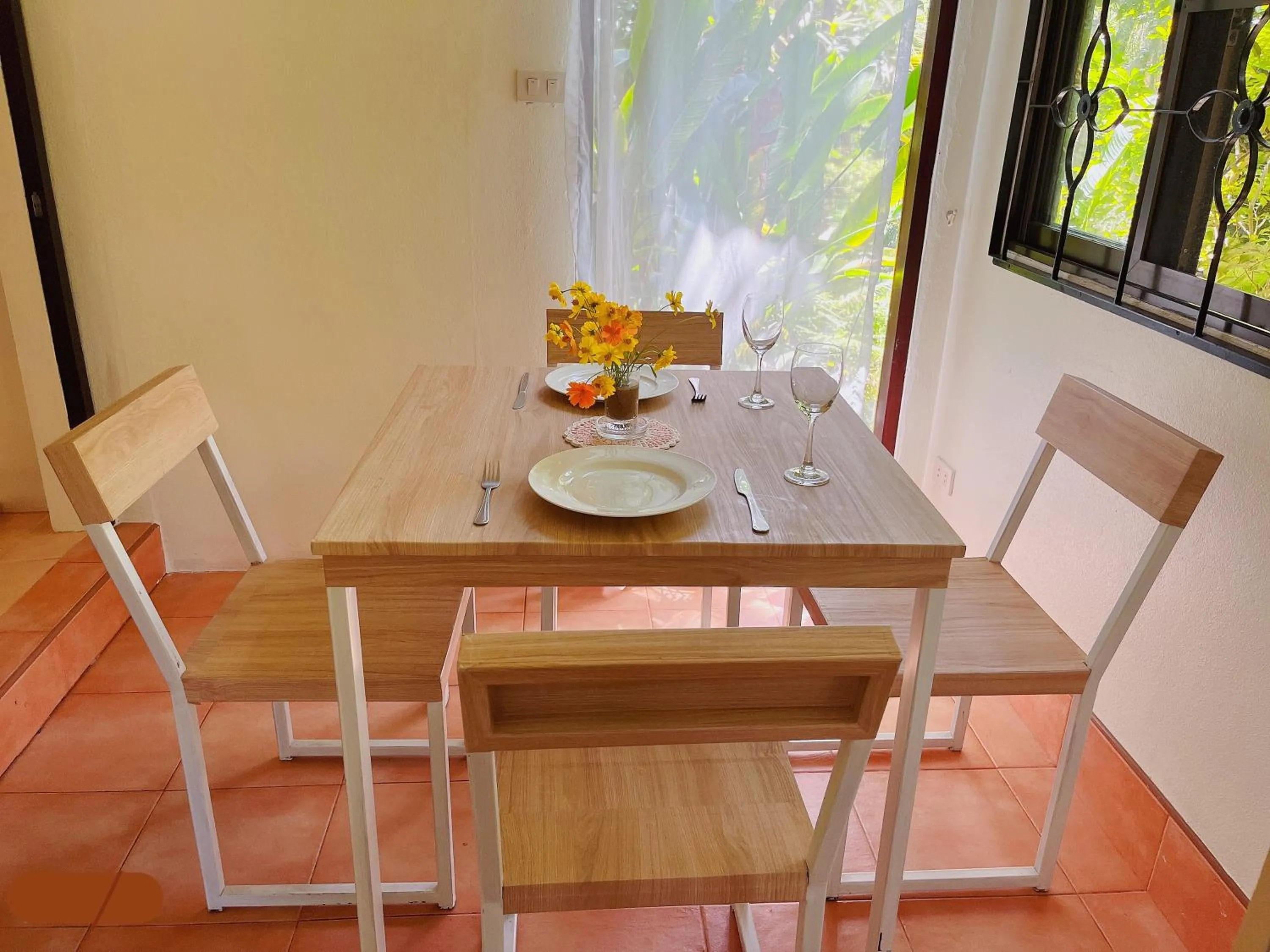 Restaurant/places to eat in Symphony Villa