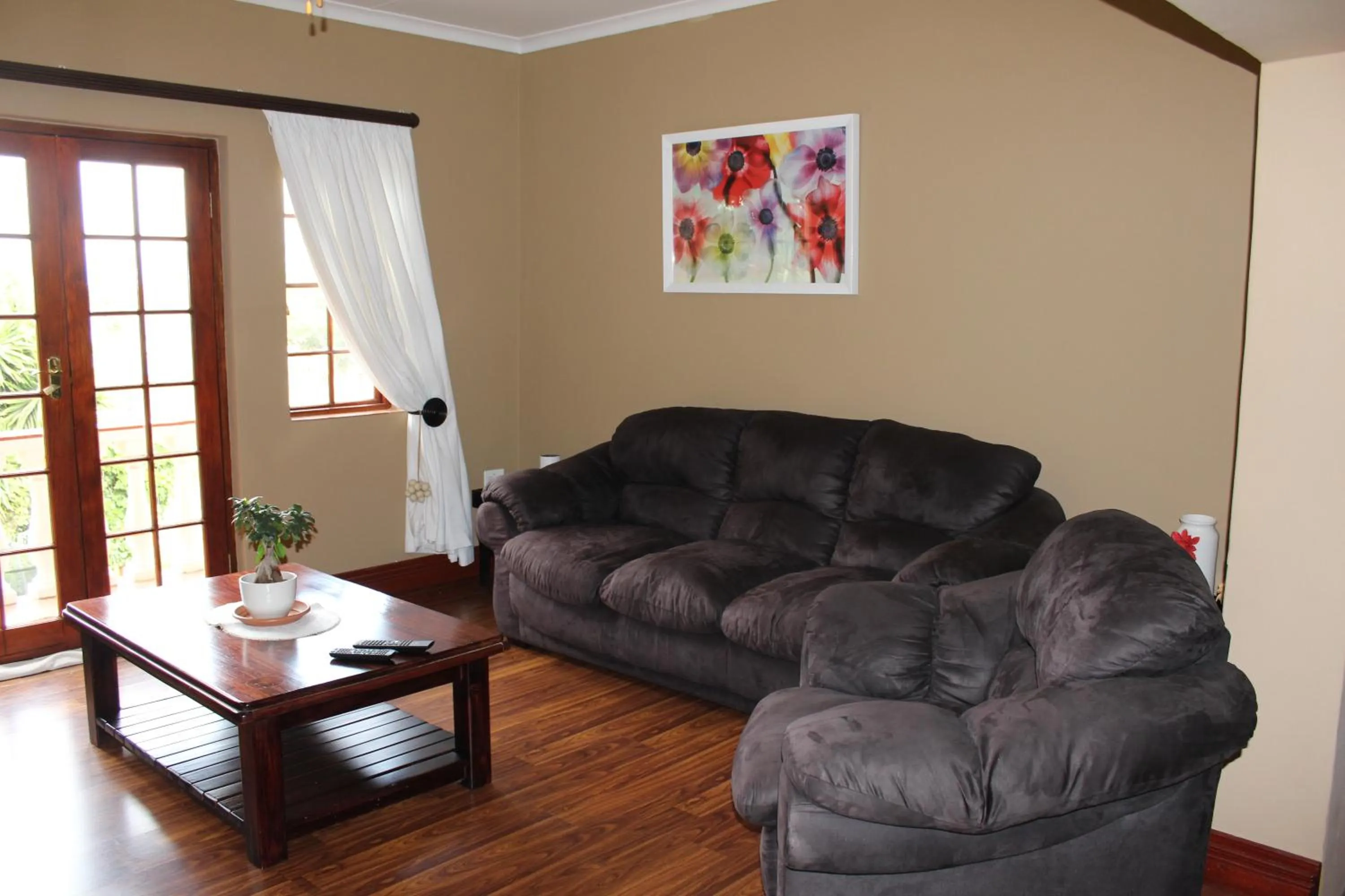 Communal lounge/ TV room in Villa Stella Guest House