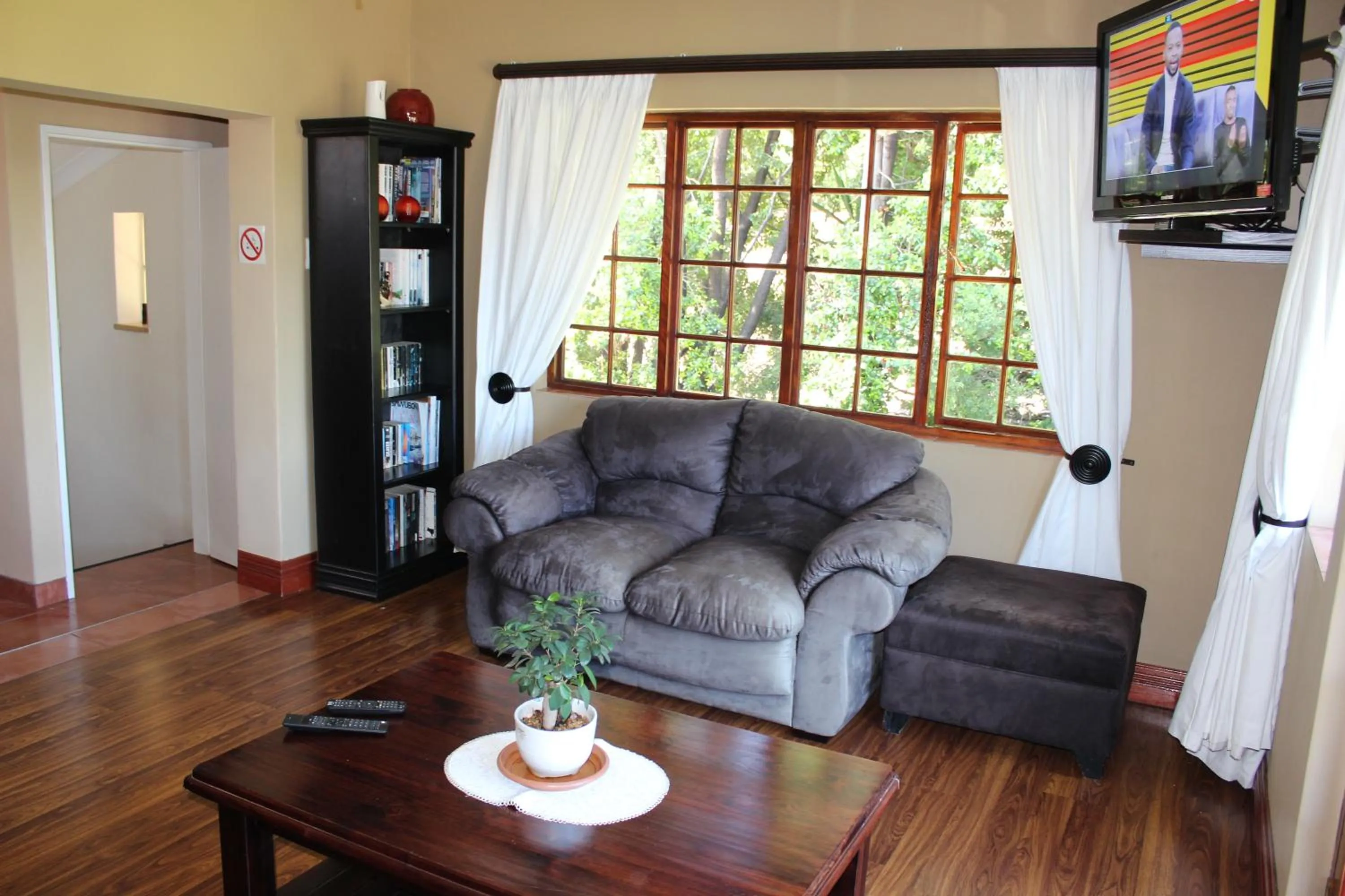 Communal lounge/ TV room in Villa Stella Guest House