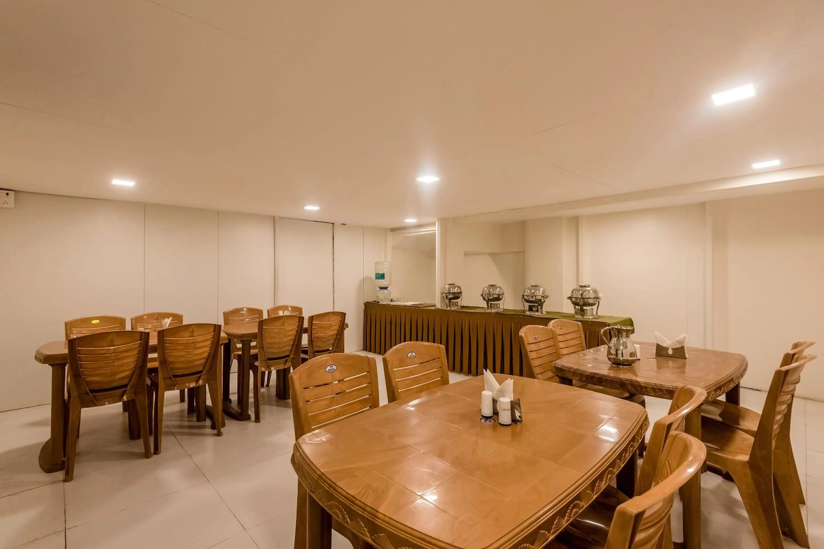 Restaurant/places to eat in Capital O Hotel Konar Inn