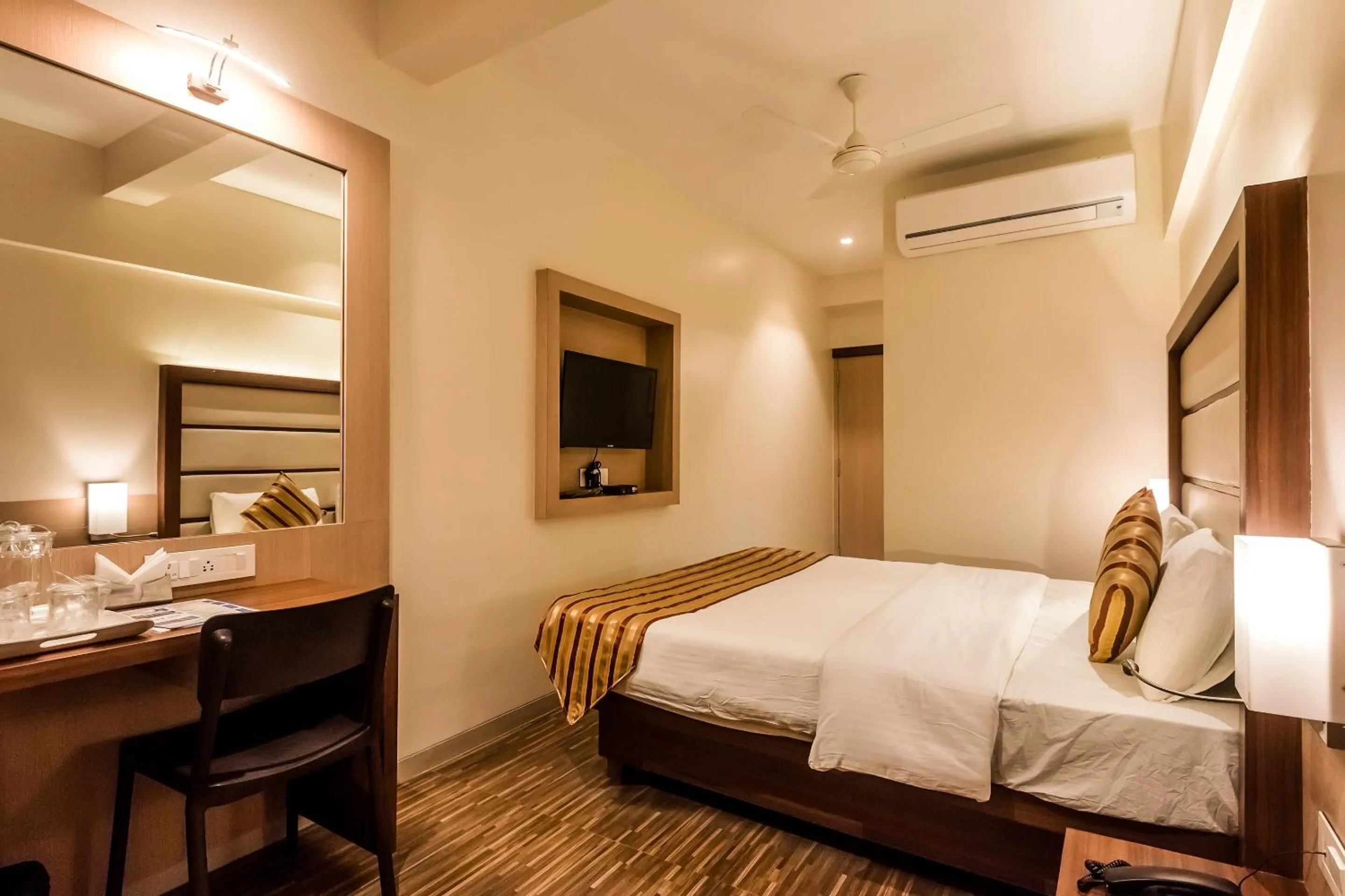 Bedroom, Bed in Capital O Hotel Konar Inn