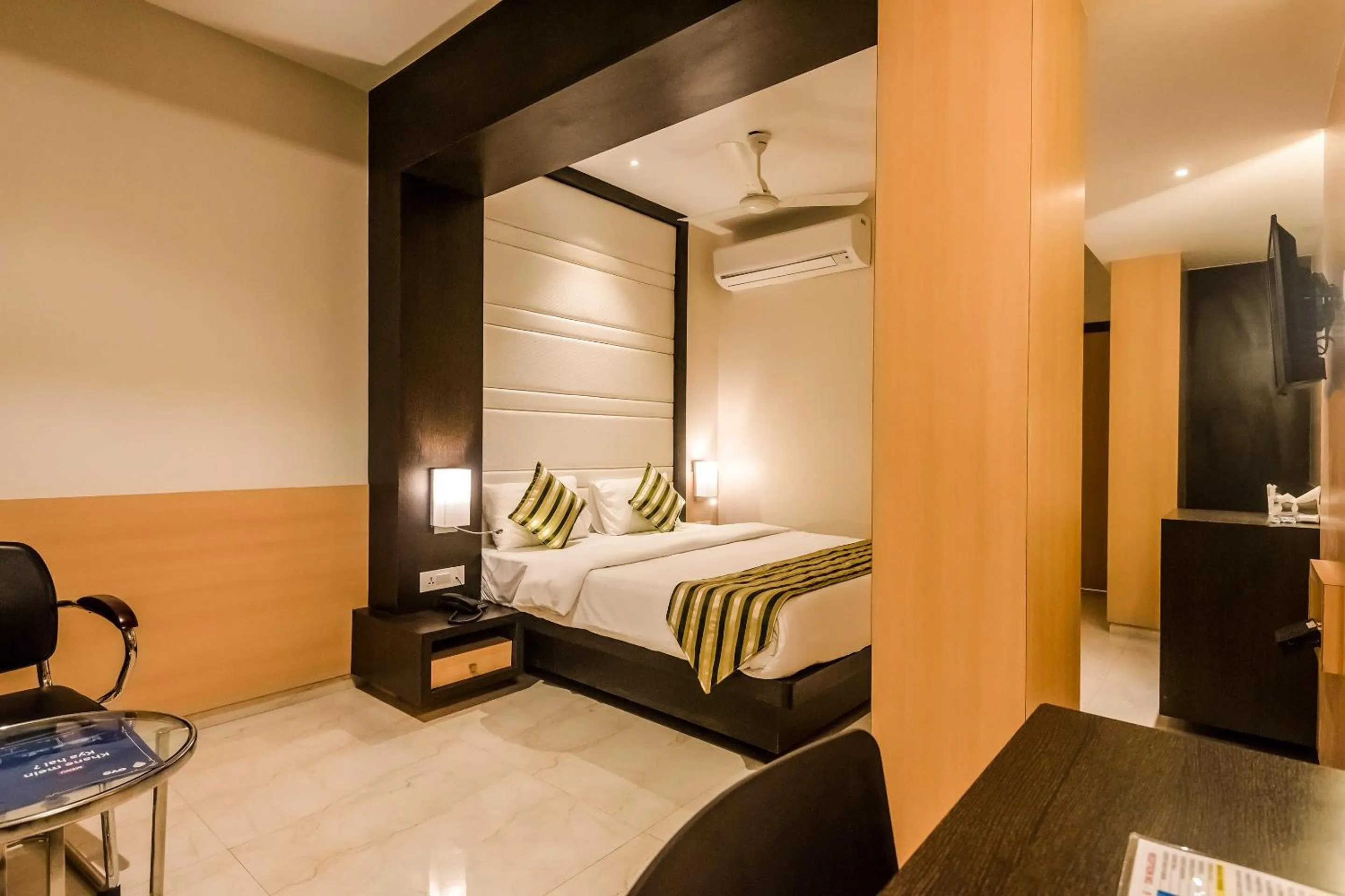 Bedroom, Bed in Capital O Hotel Konar Inn