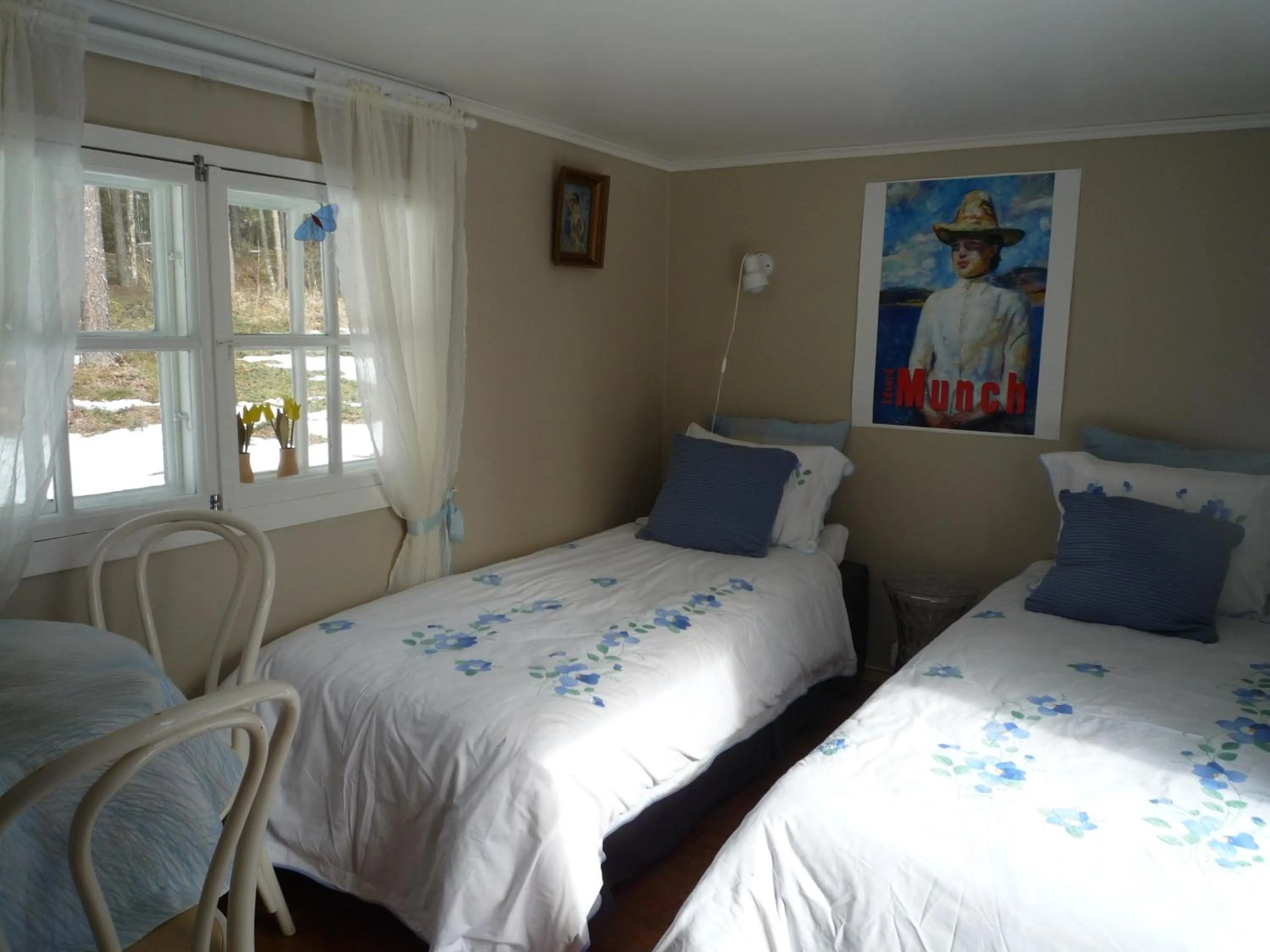 Photo of the whole room, Bed in Leena's B&B