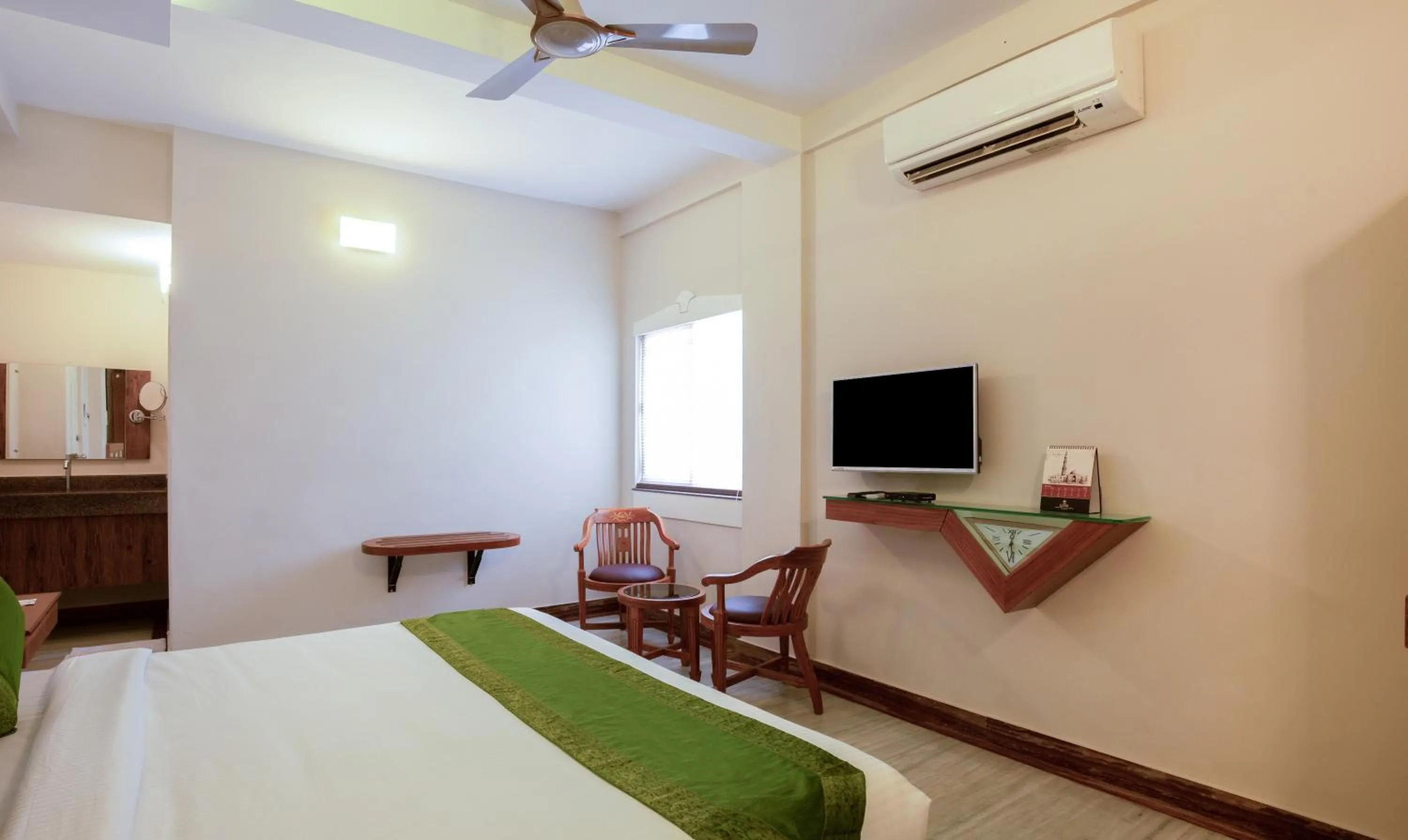 Photo of the whole room, Bed in Treebo The Qasr