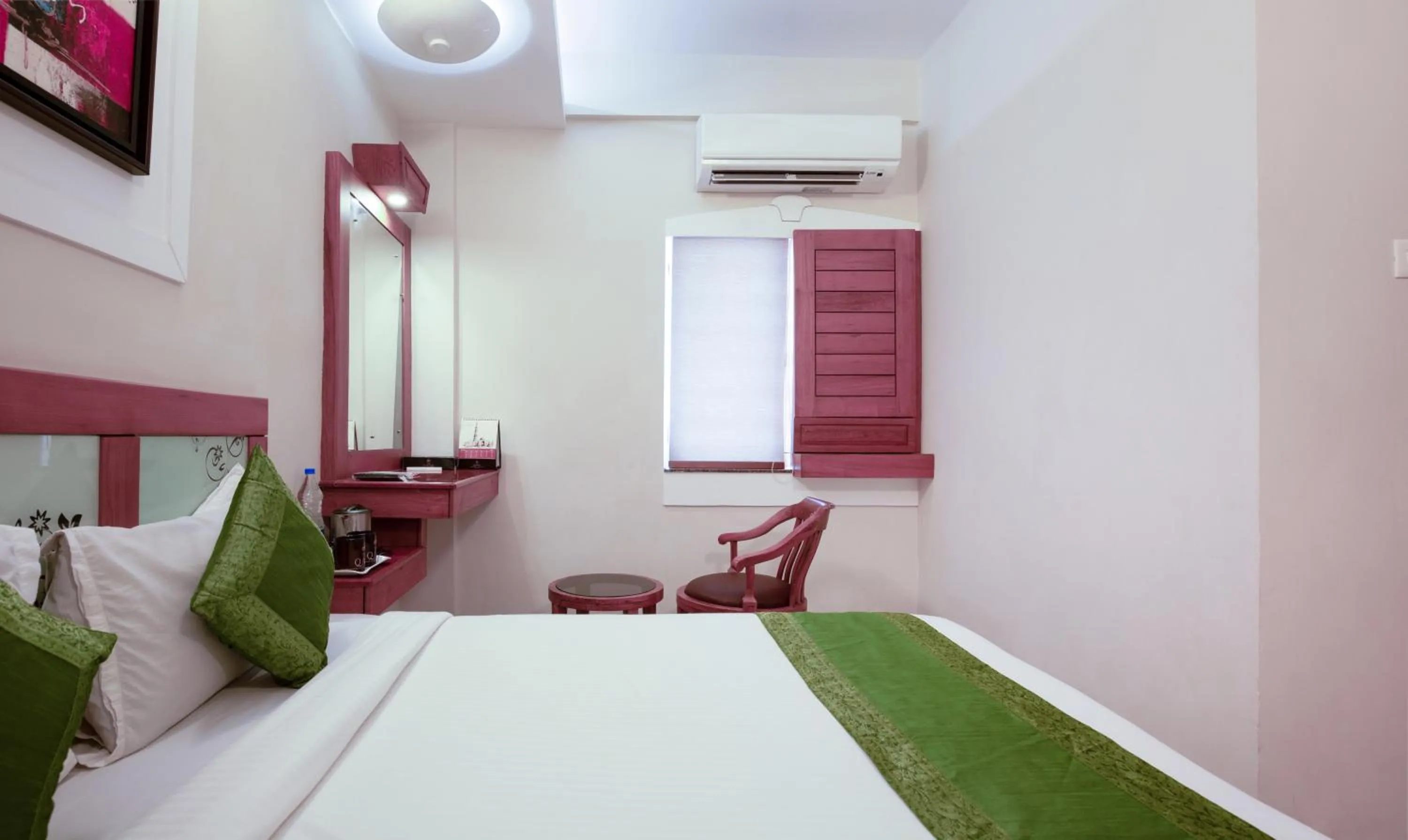 Photo of the whole room, Bed in Treebo The Qasr