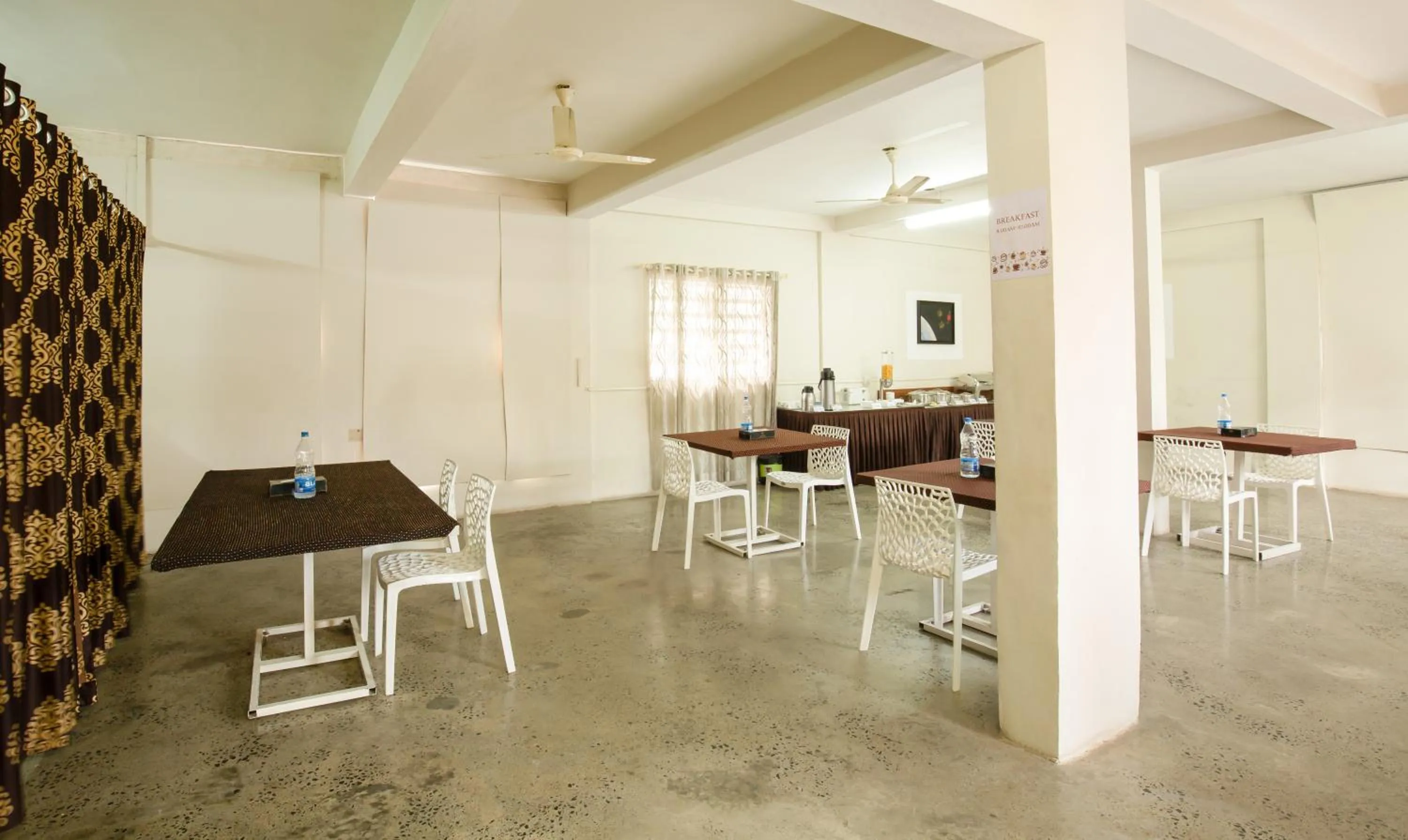 Dining area in Treebo The Qasr