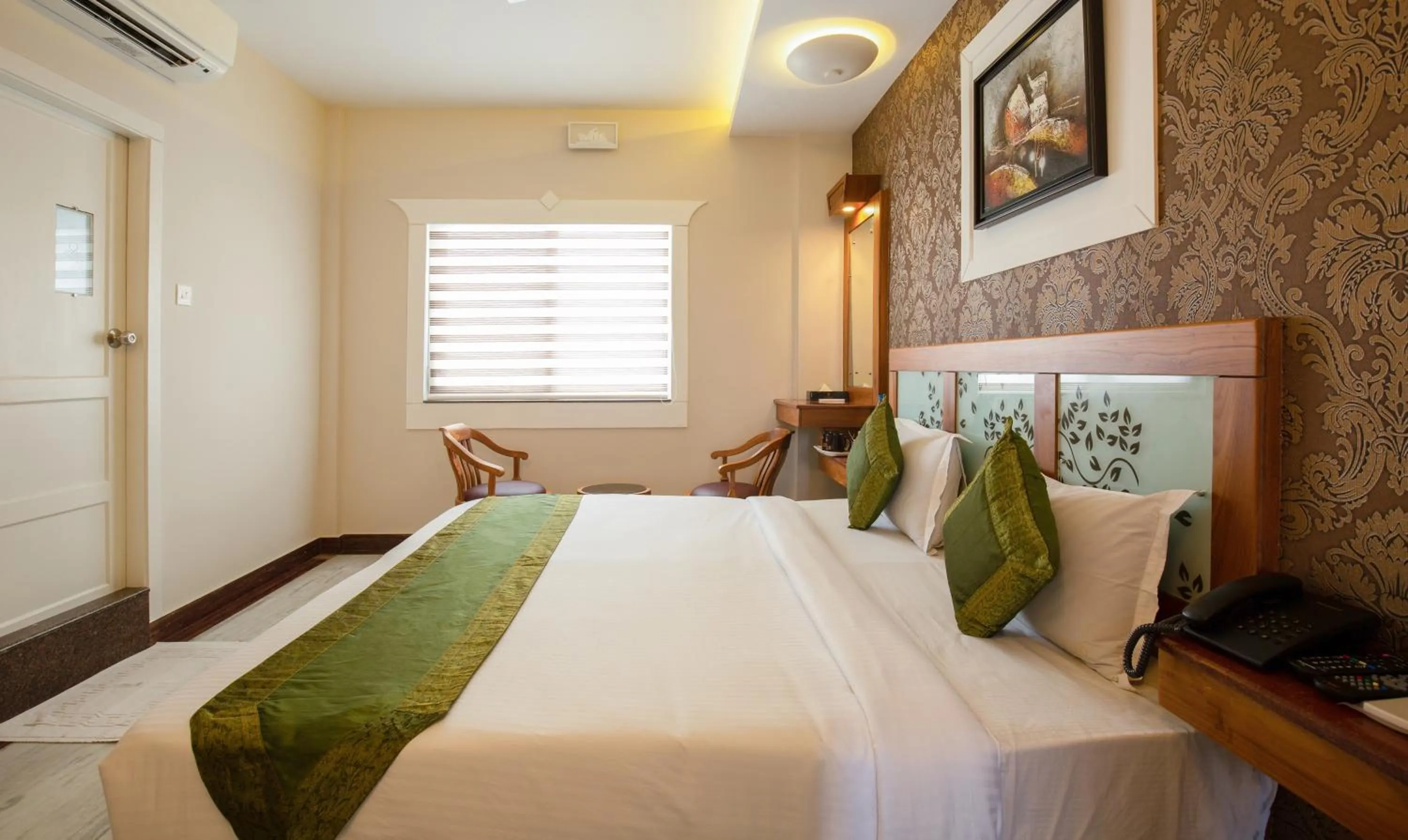 Photo of the whole room, Bed in Treebo The Qasr