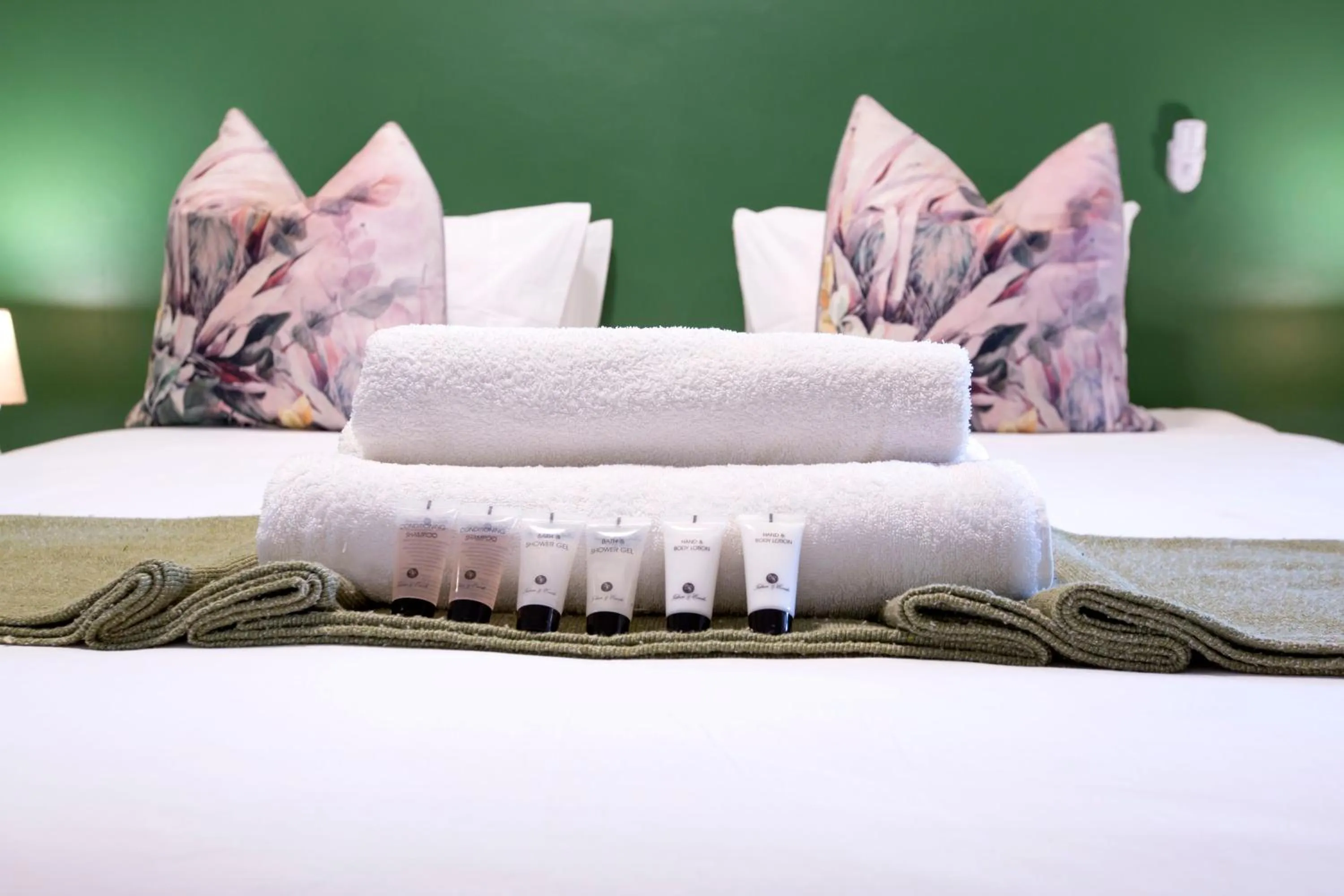 Bedroom, Bed in Livingstone Lodge