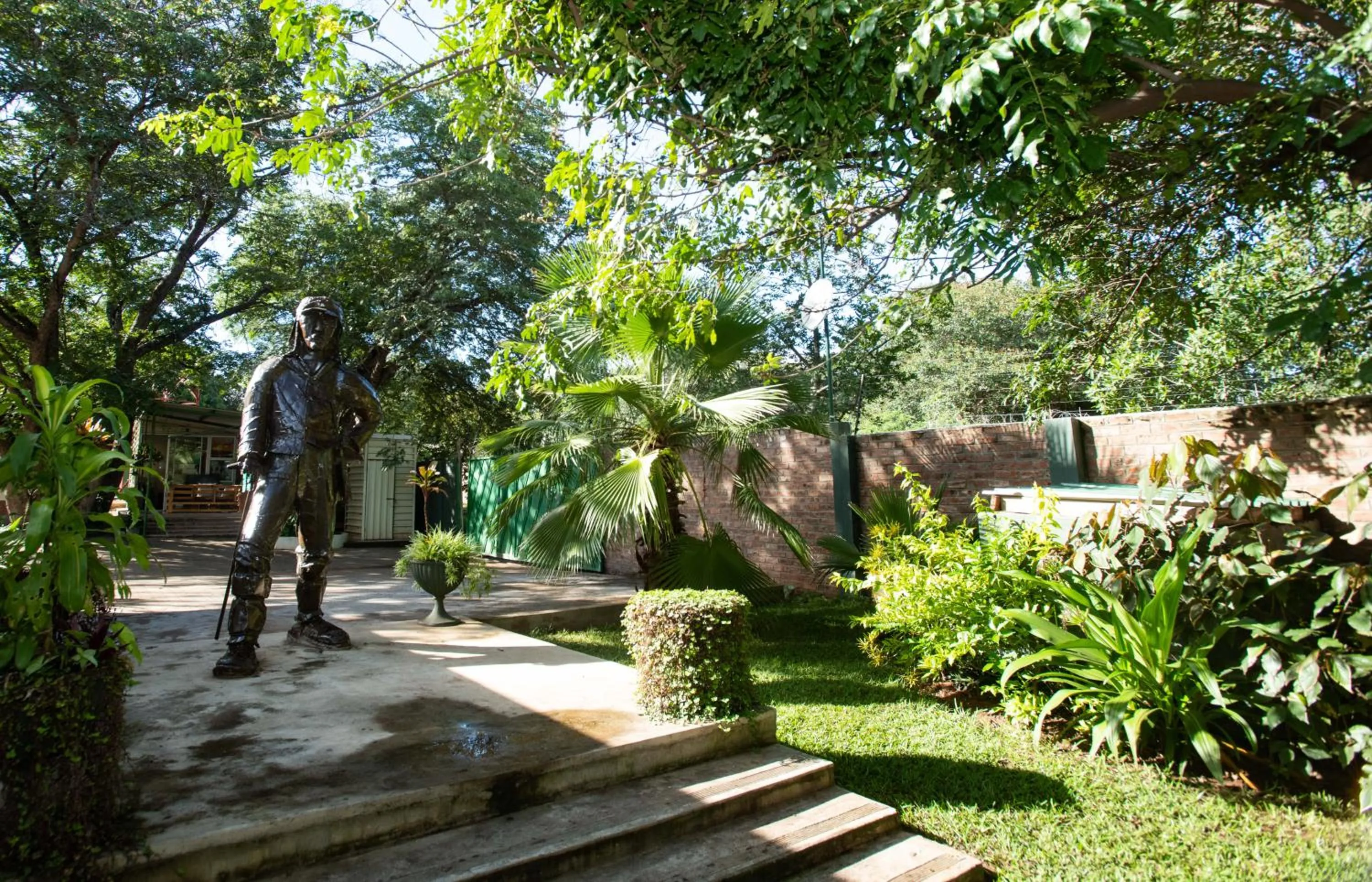 Facade/entrance in Livingstone Lodge