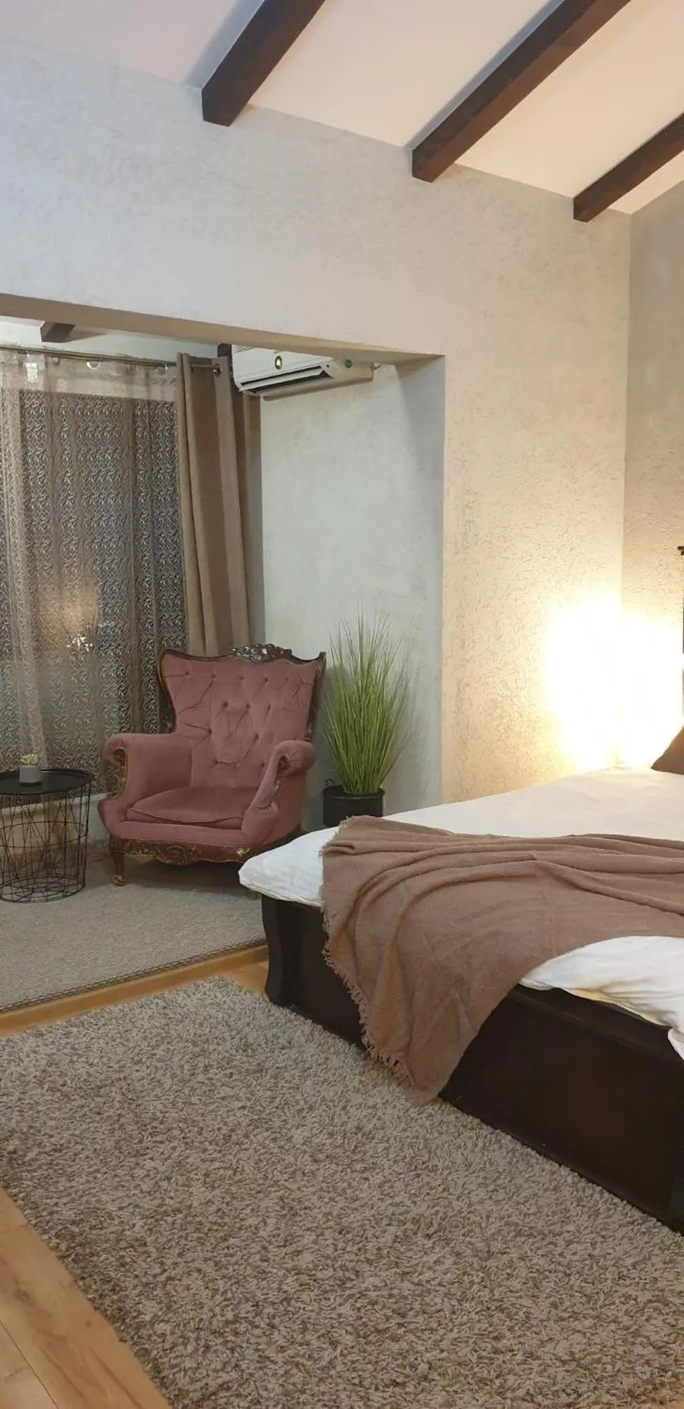 Bed in Hanu lu Mos Opinca