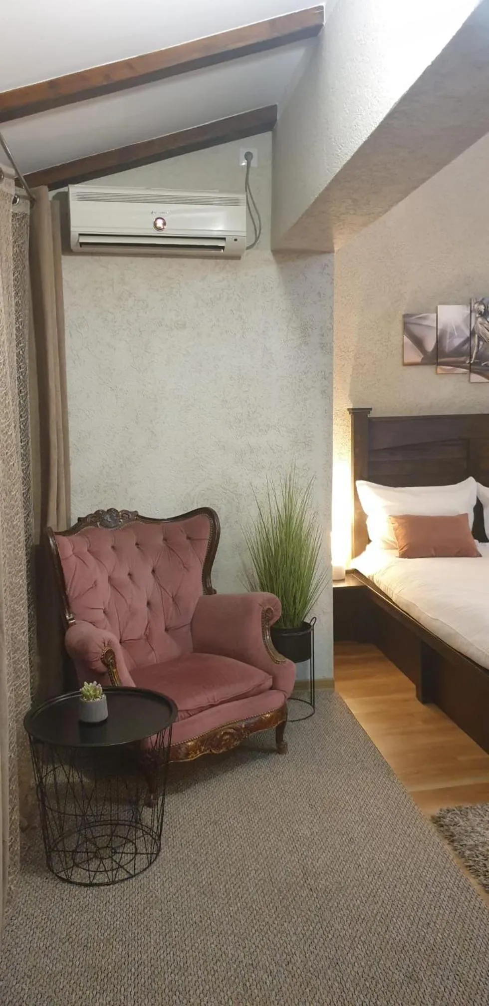 Bed in Hanu lu Mos Opinca