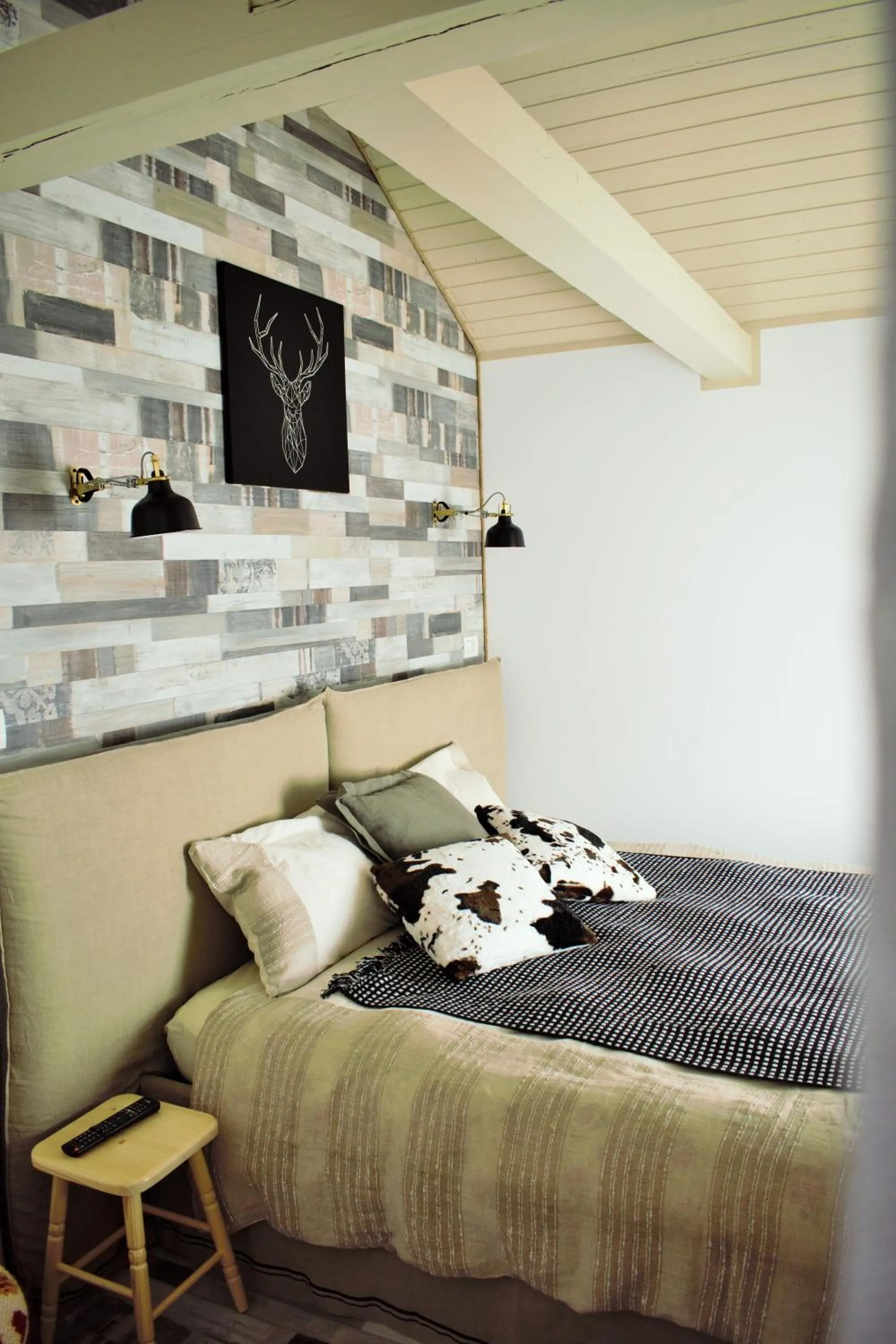 Bed in Hanu lu Mos Opinca