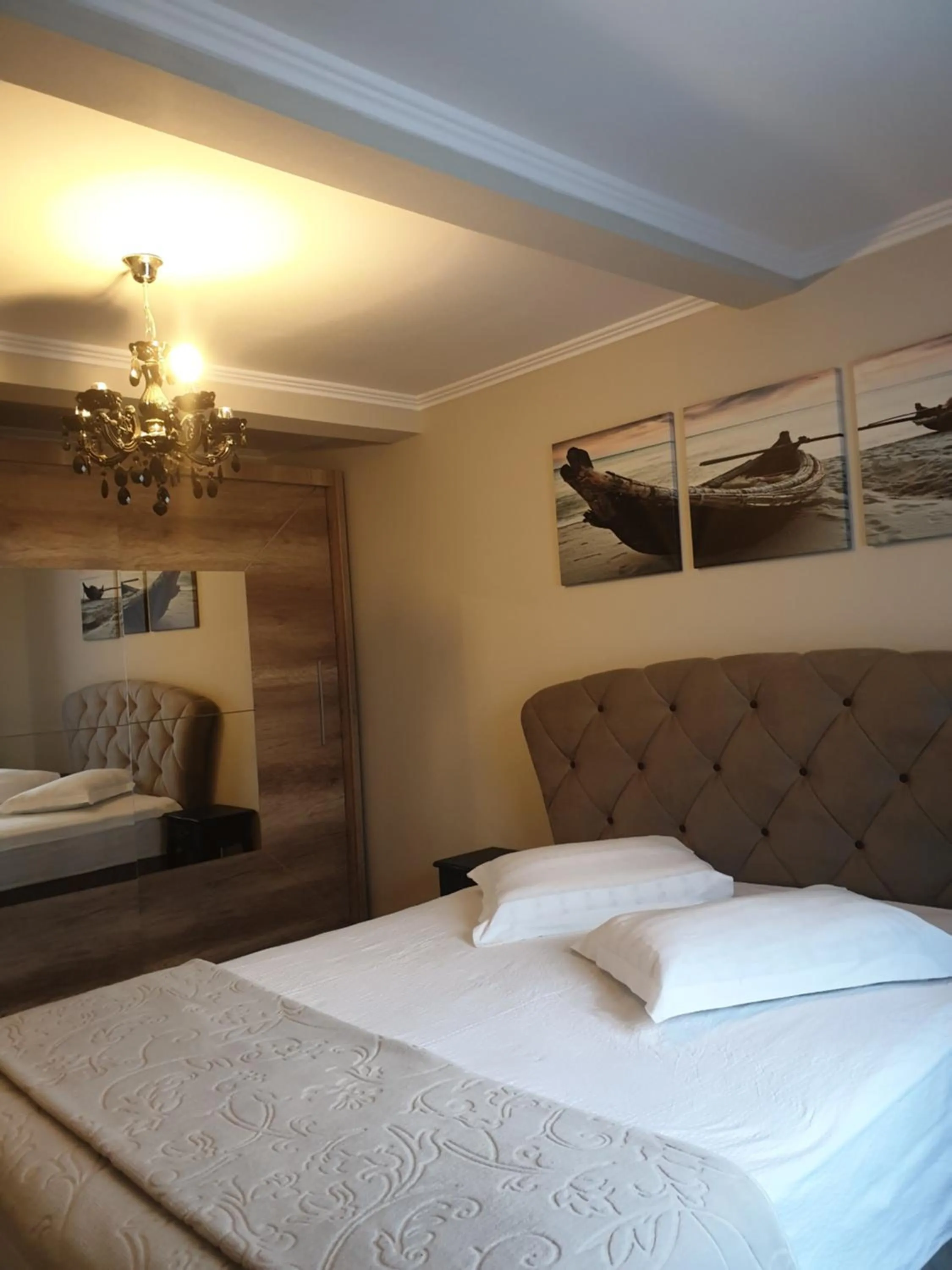 Bed in Hanu lu Mos Opinca