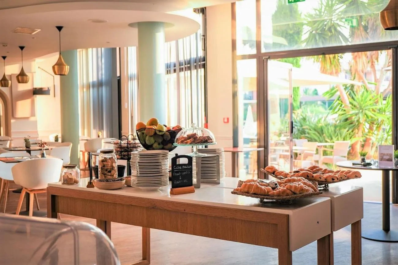 Buffet breakfast in Hôtel Les Jardins De Sainte-Maxime