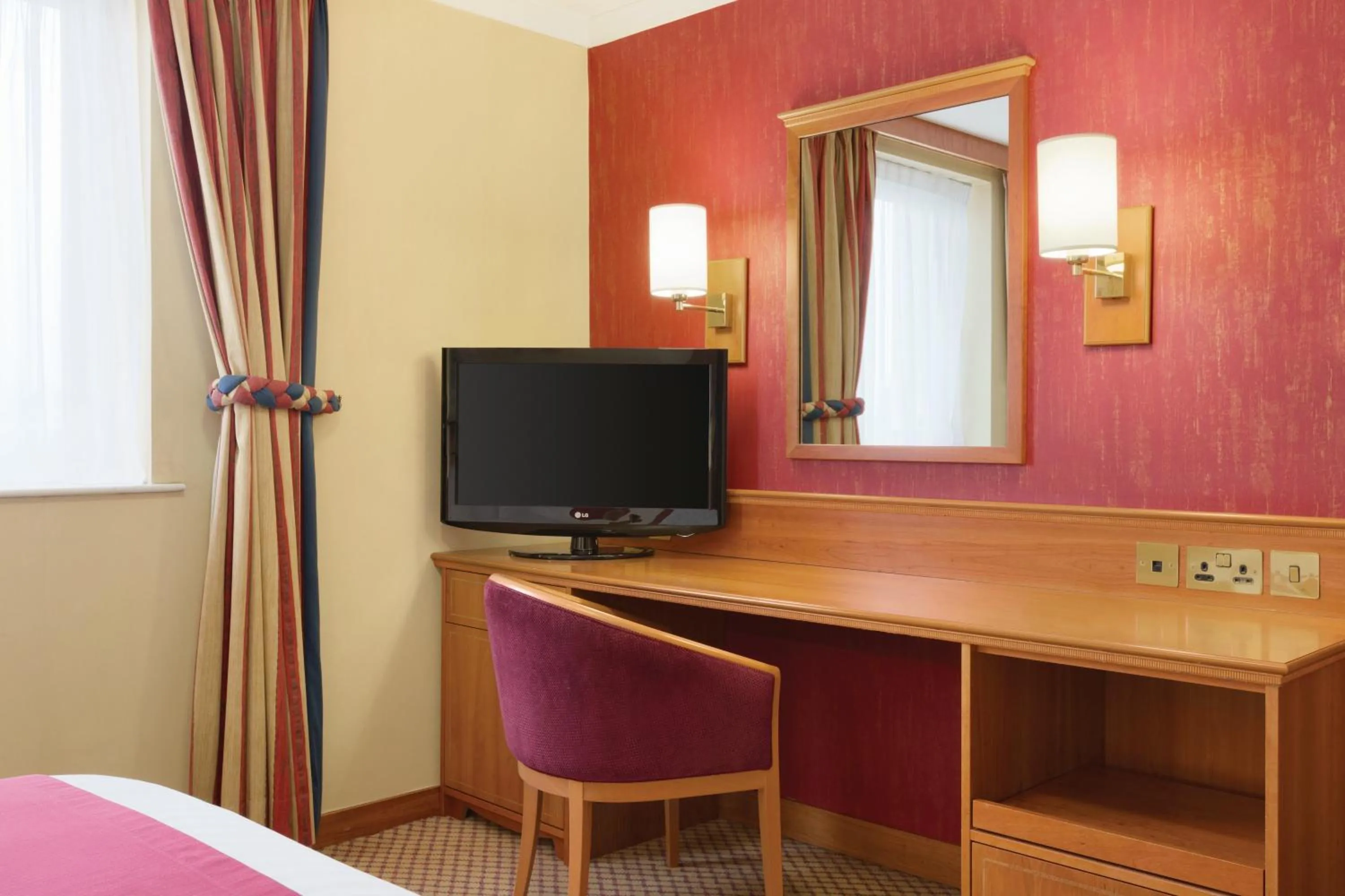 TV and multimedia, Bed in Savera Hotel South Ruislip