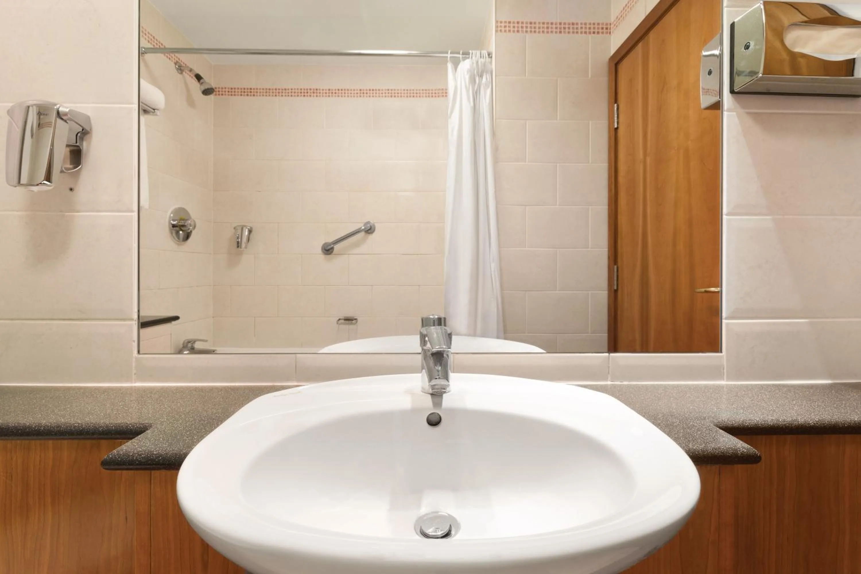 Shower in Savera Hotel South Ruislip