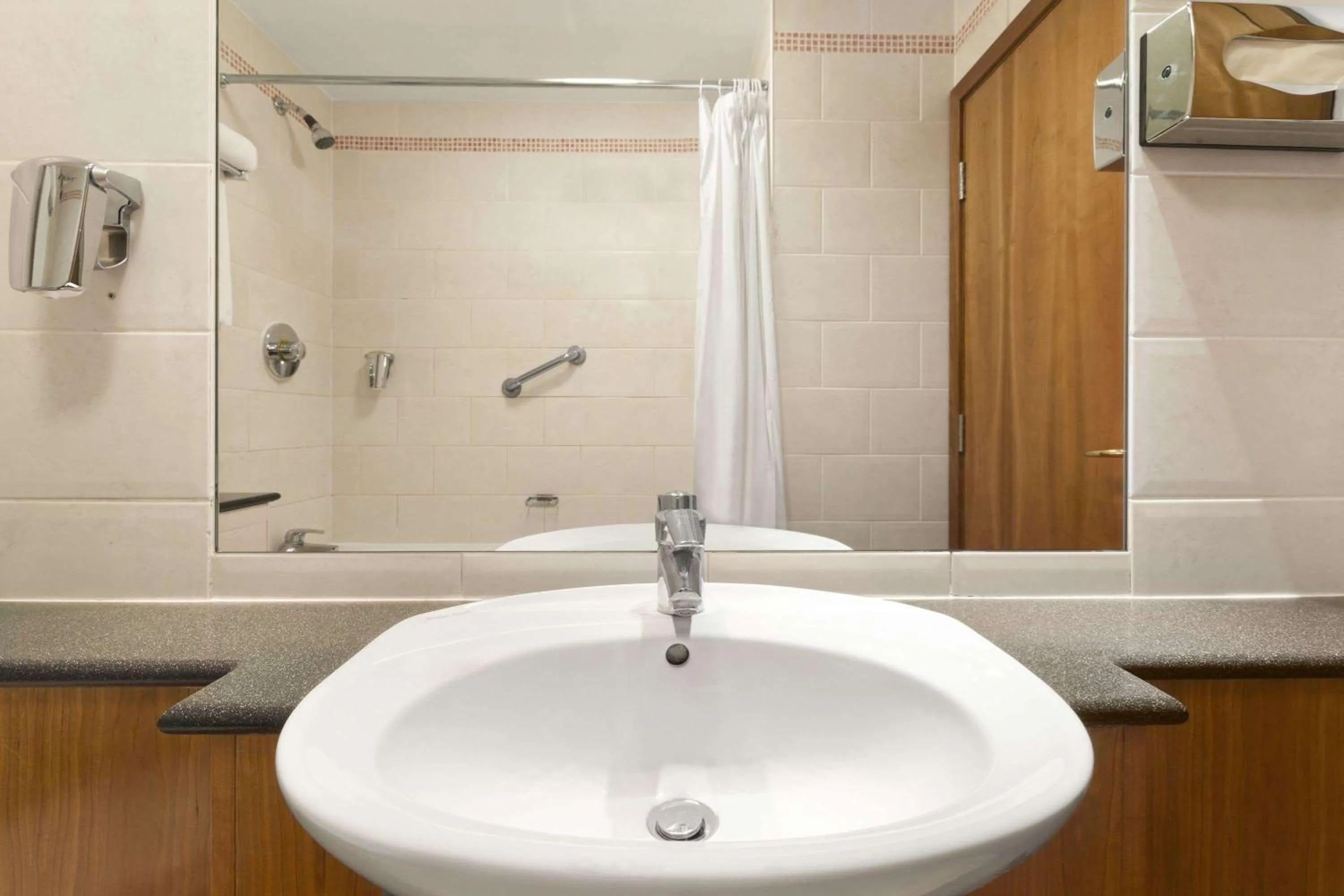 Bathroom in Savera Hotel South Ruislip