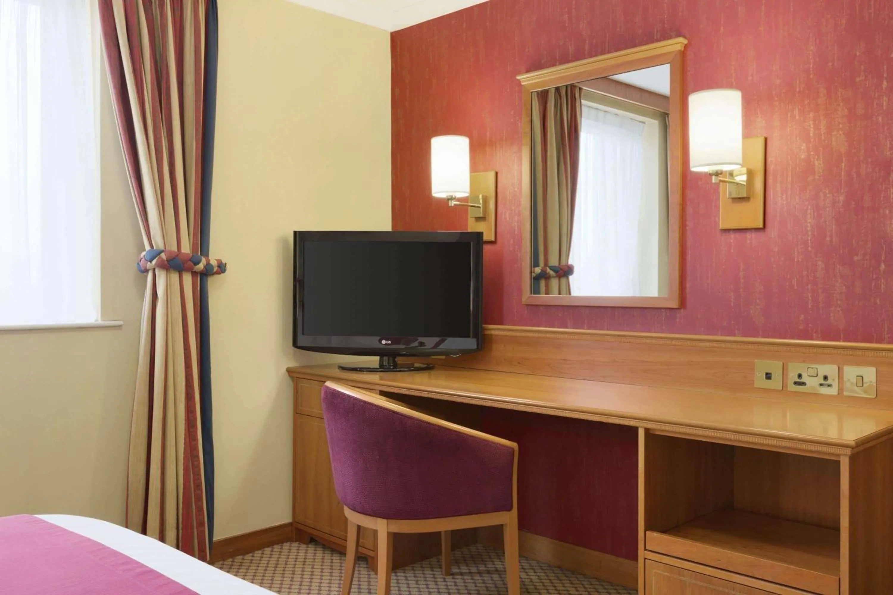 Photo of the whole room, Bed in Savera Hotel South Ruislip