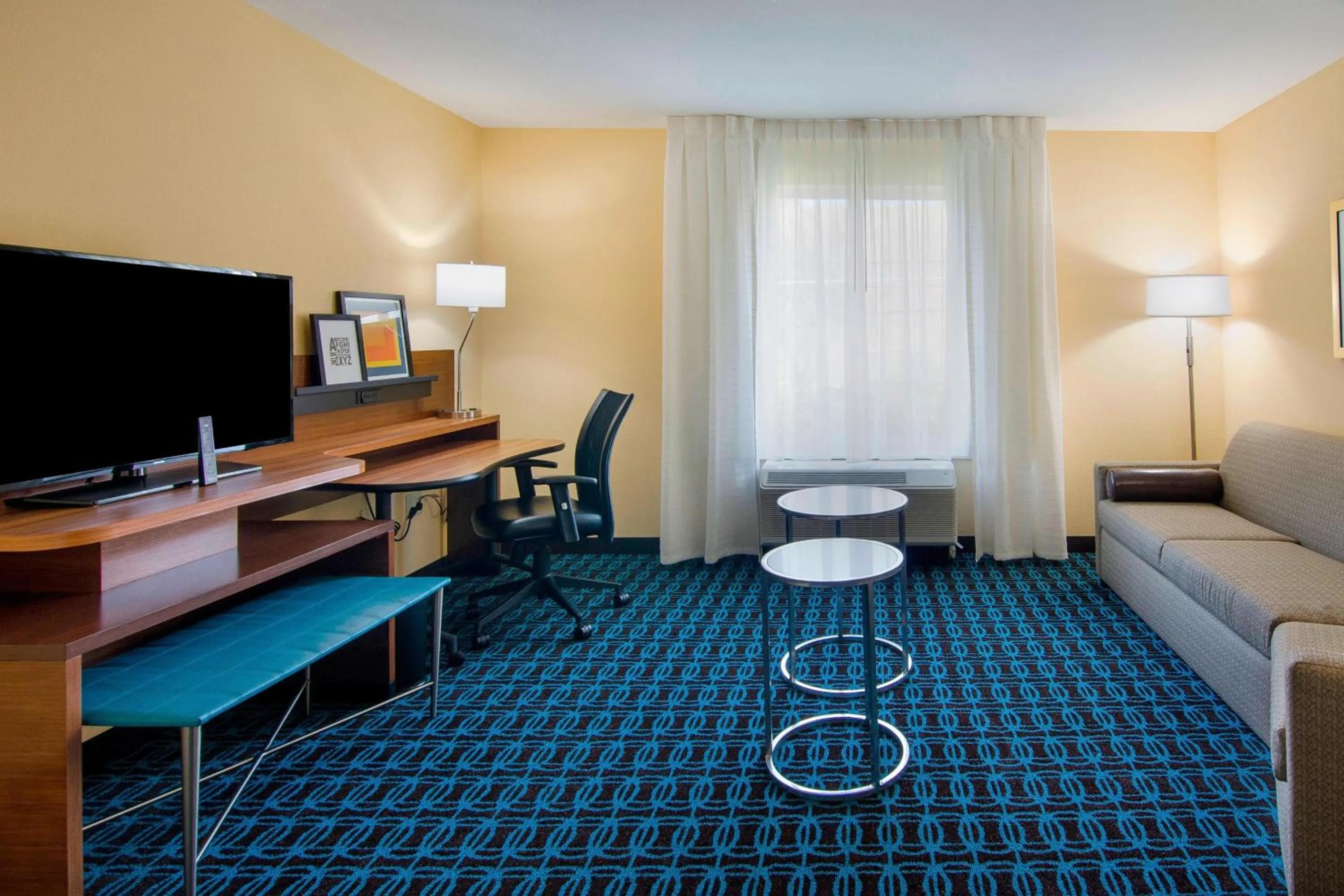 Living room, Bed in Fairfield Inn & Suites by Marriott Abingdon