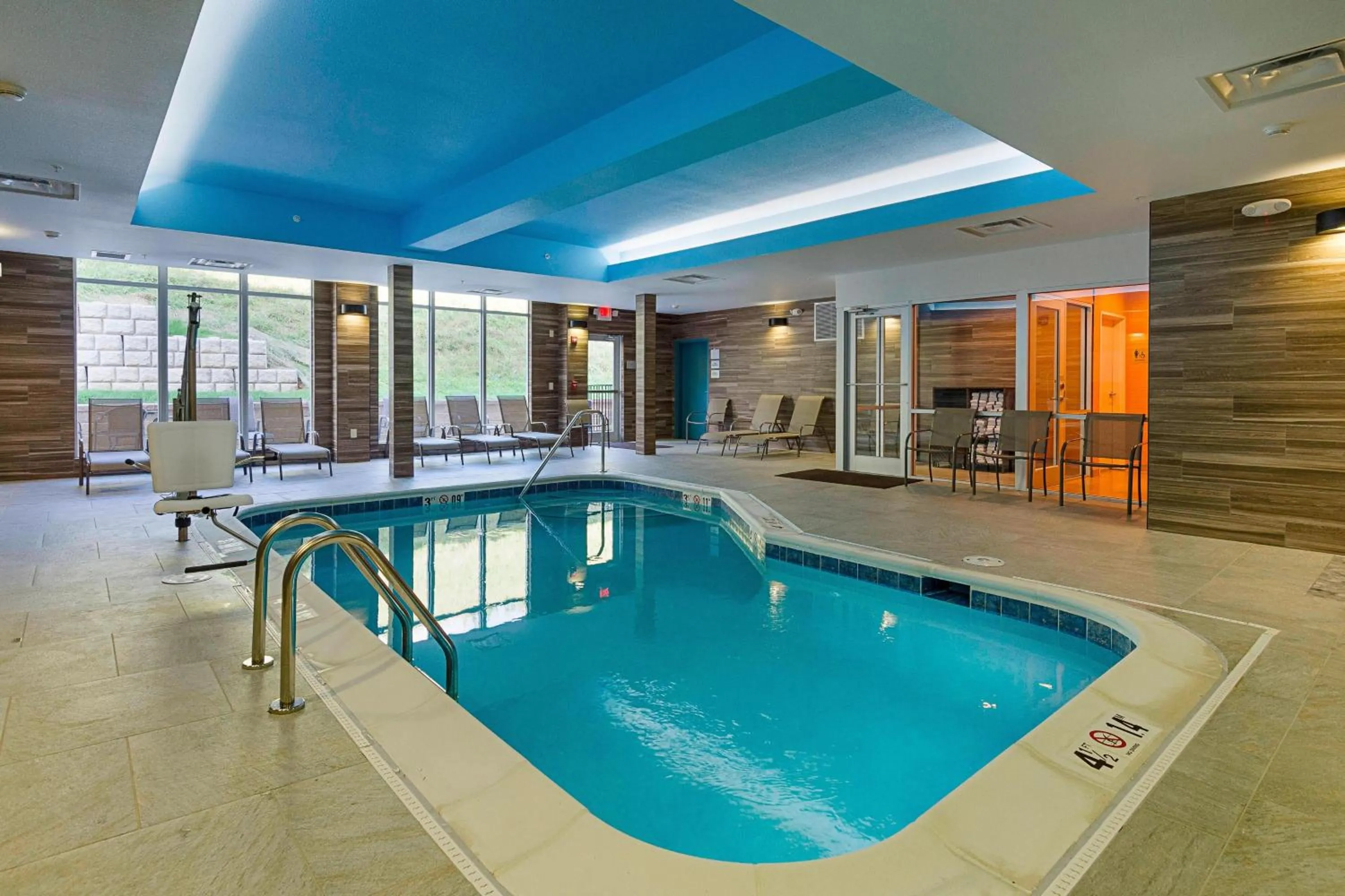 Swimming pool in Fairfield Inn & Suites by Marriott Abingdon