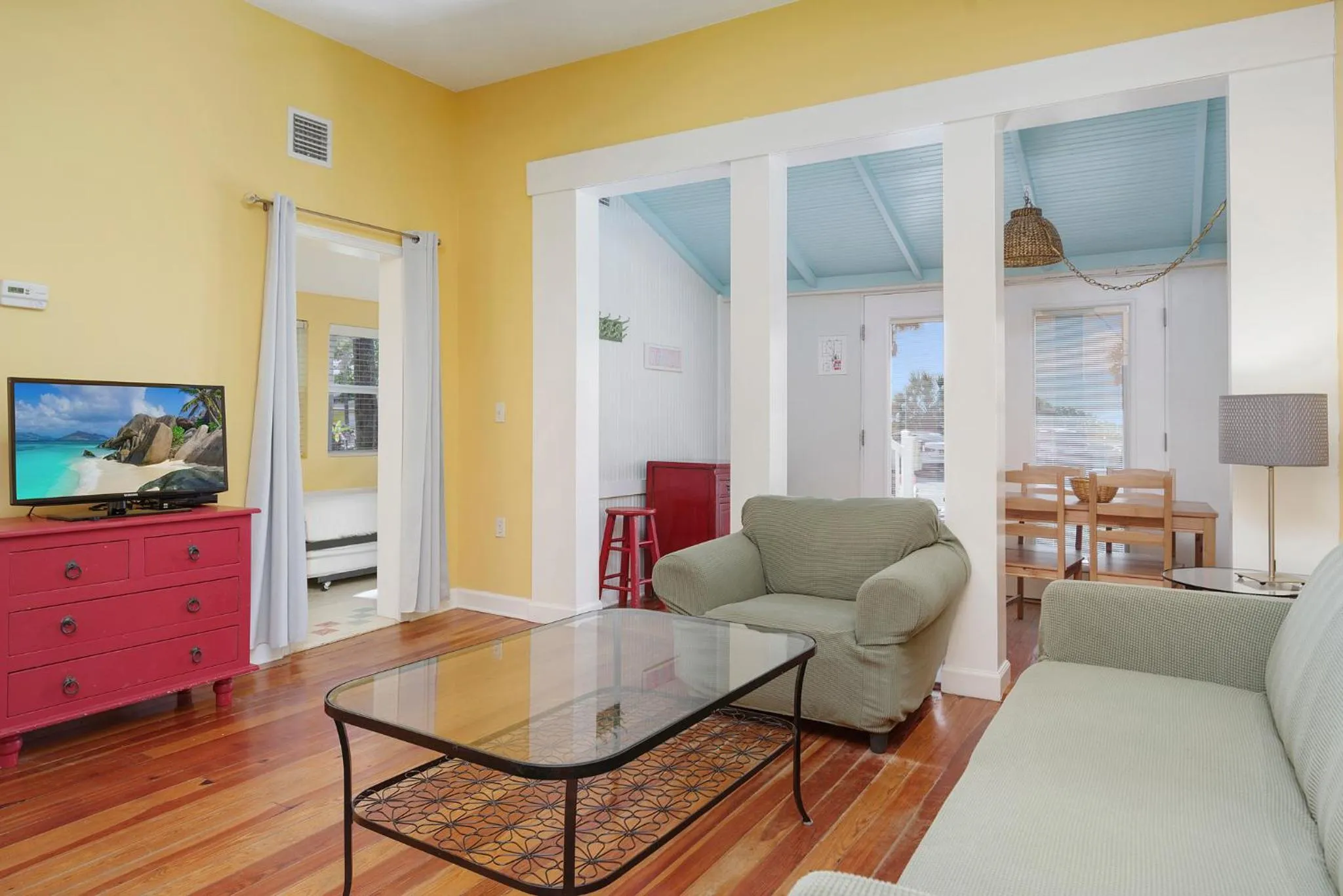 Communal lounge/ TV room in Havana Inn