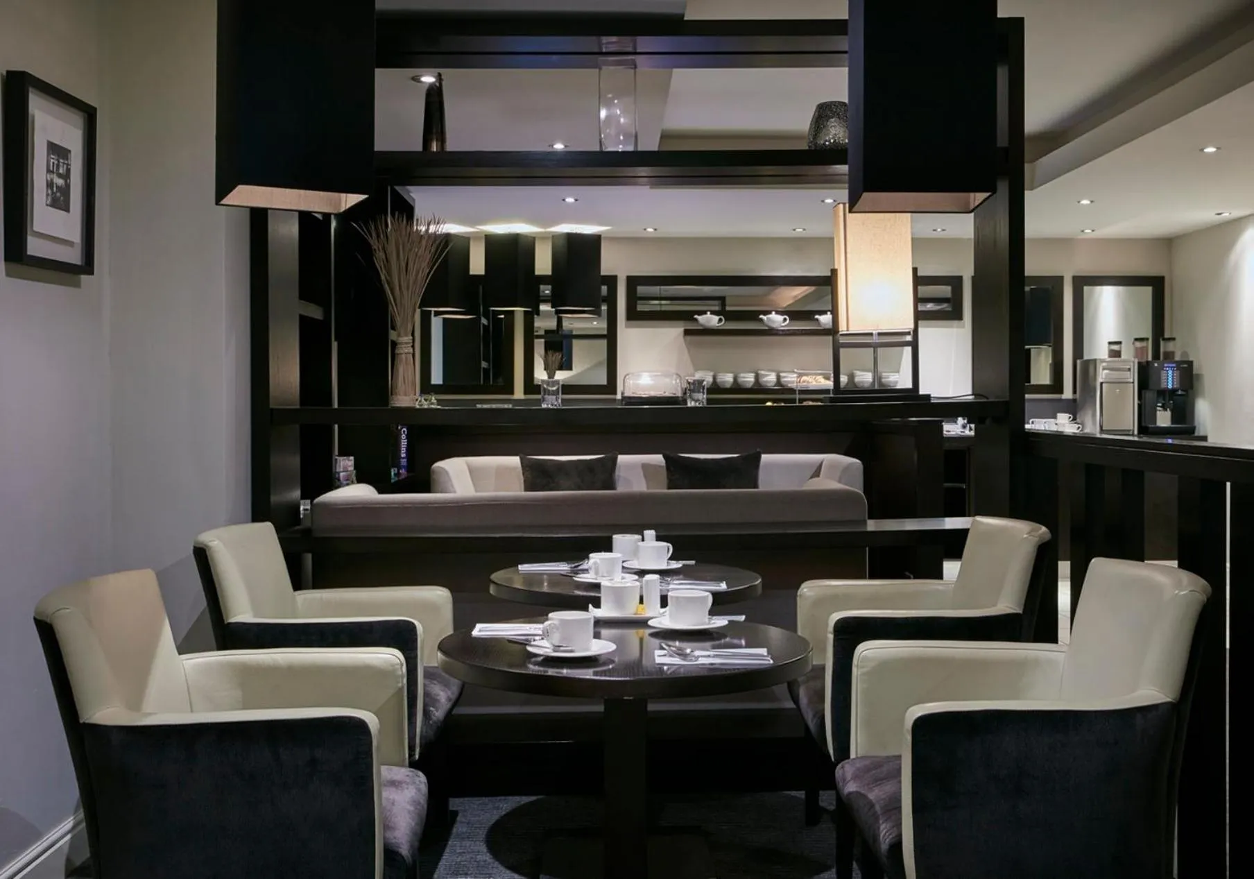 Lounge or bar in Crowne Plaza - Belfast by IHG