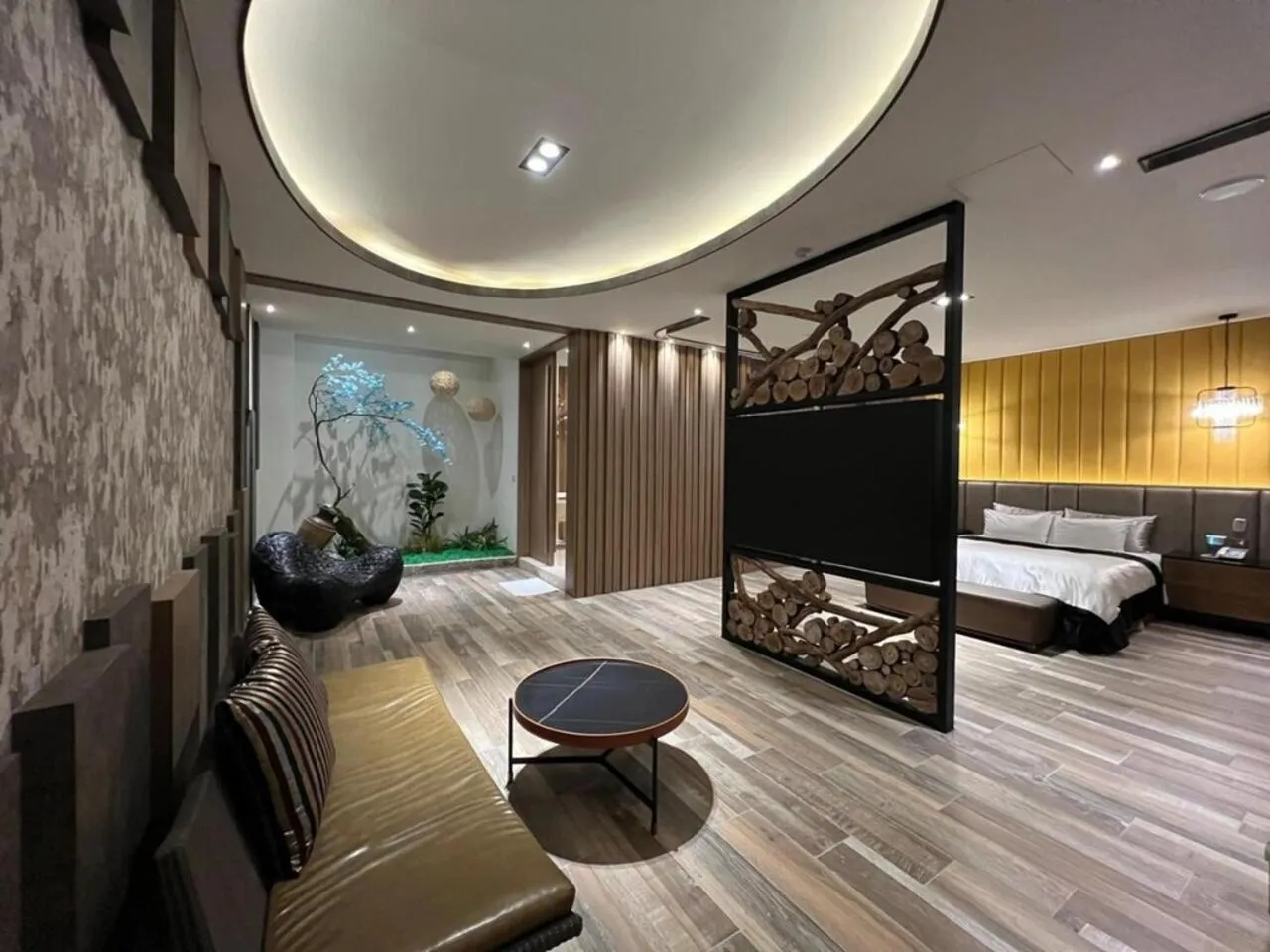 Photo of the whole room, Bed in Aquarius Motel