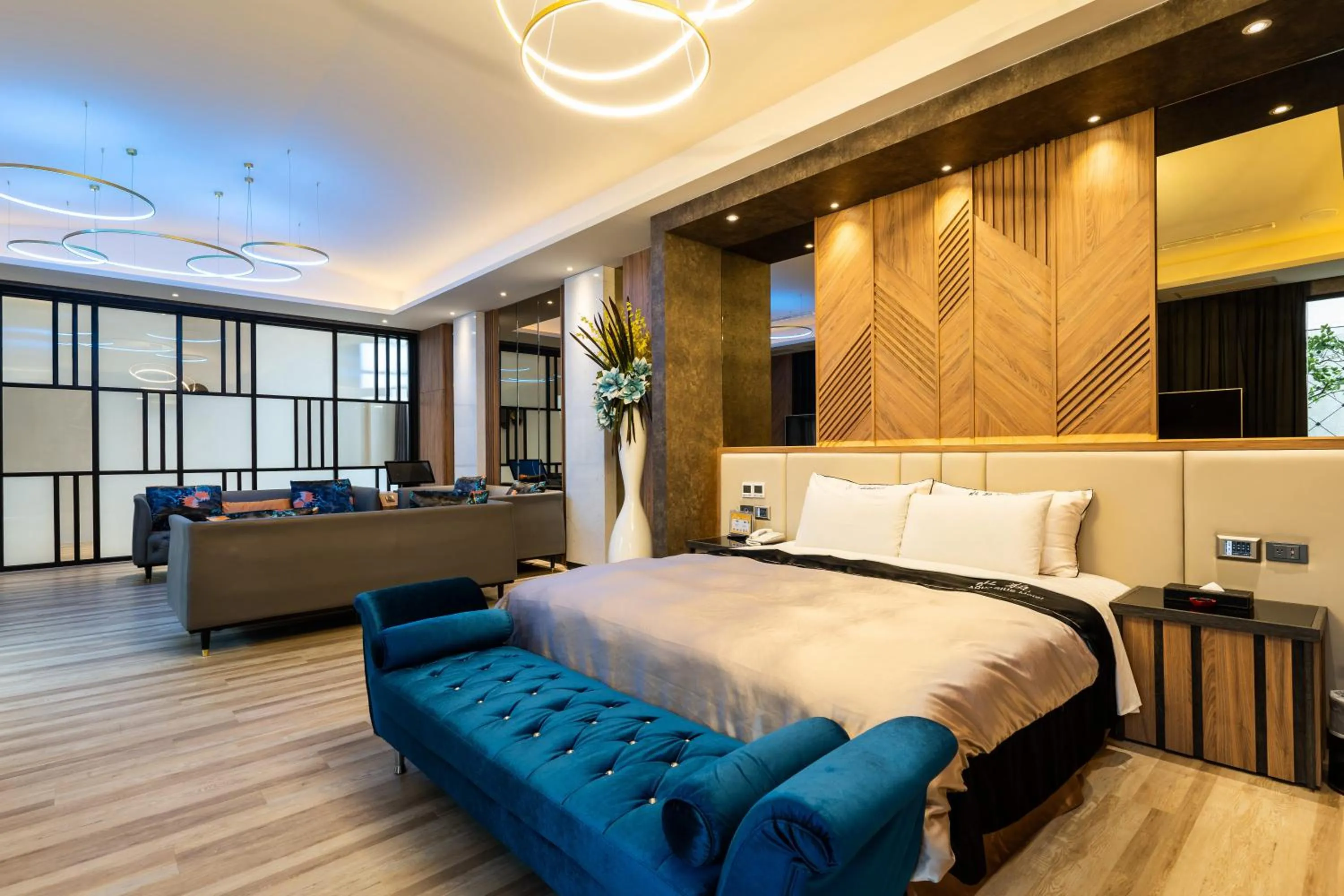 Photo of the whole room, Bed in Aquarius Motel