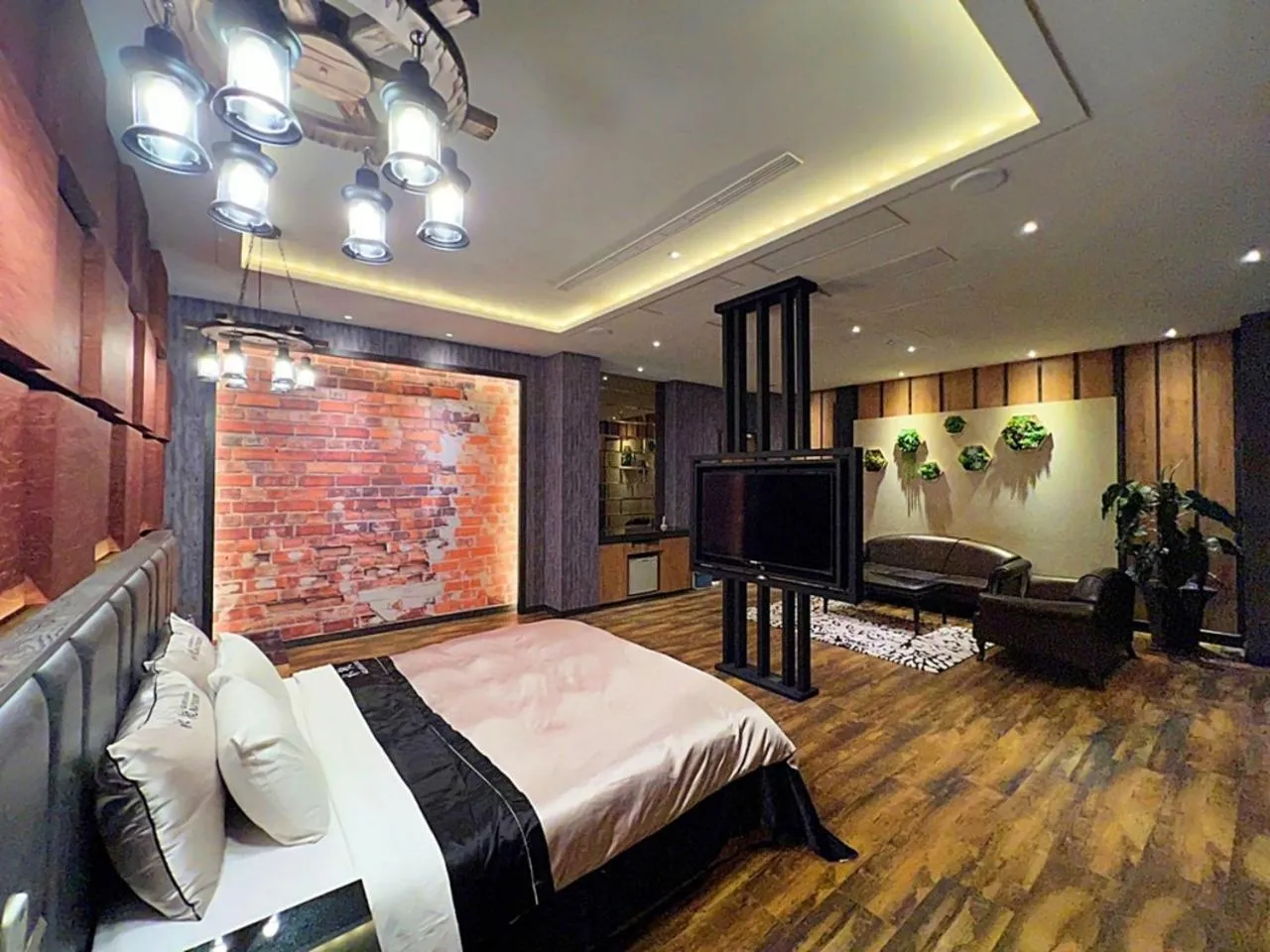 Photo of the whole room, Bed in Aquarius Motel