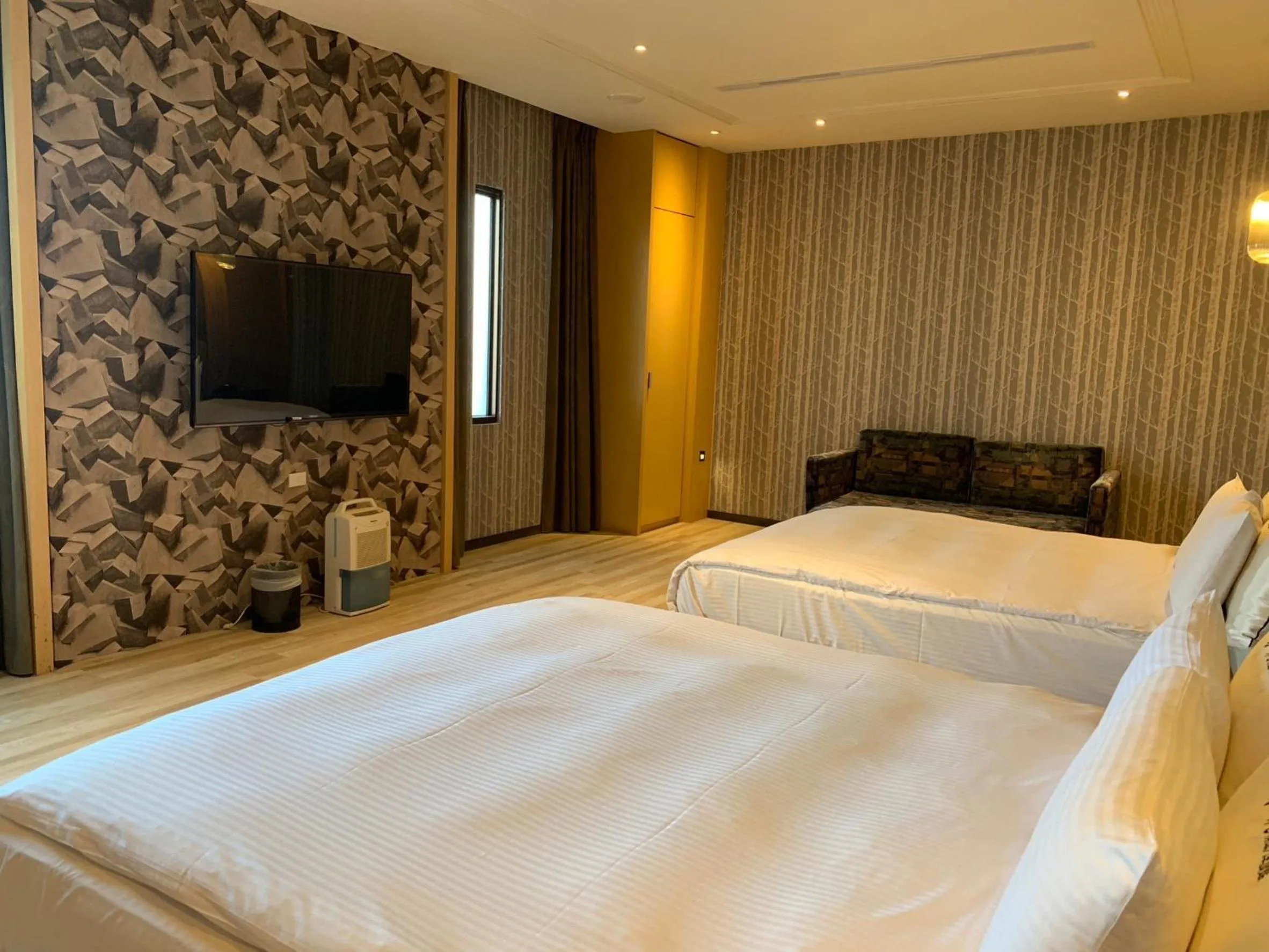 Photo of the whole room, Bed in Aquarius Motel