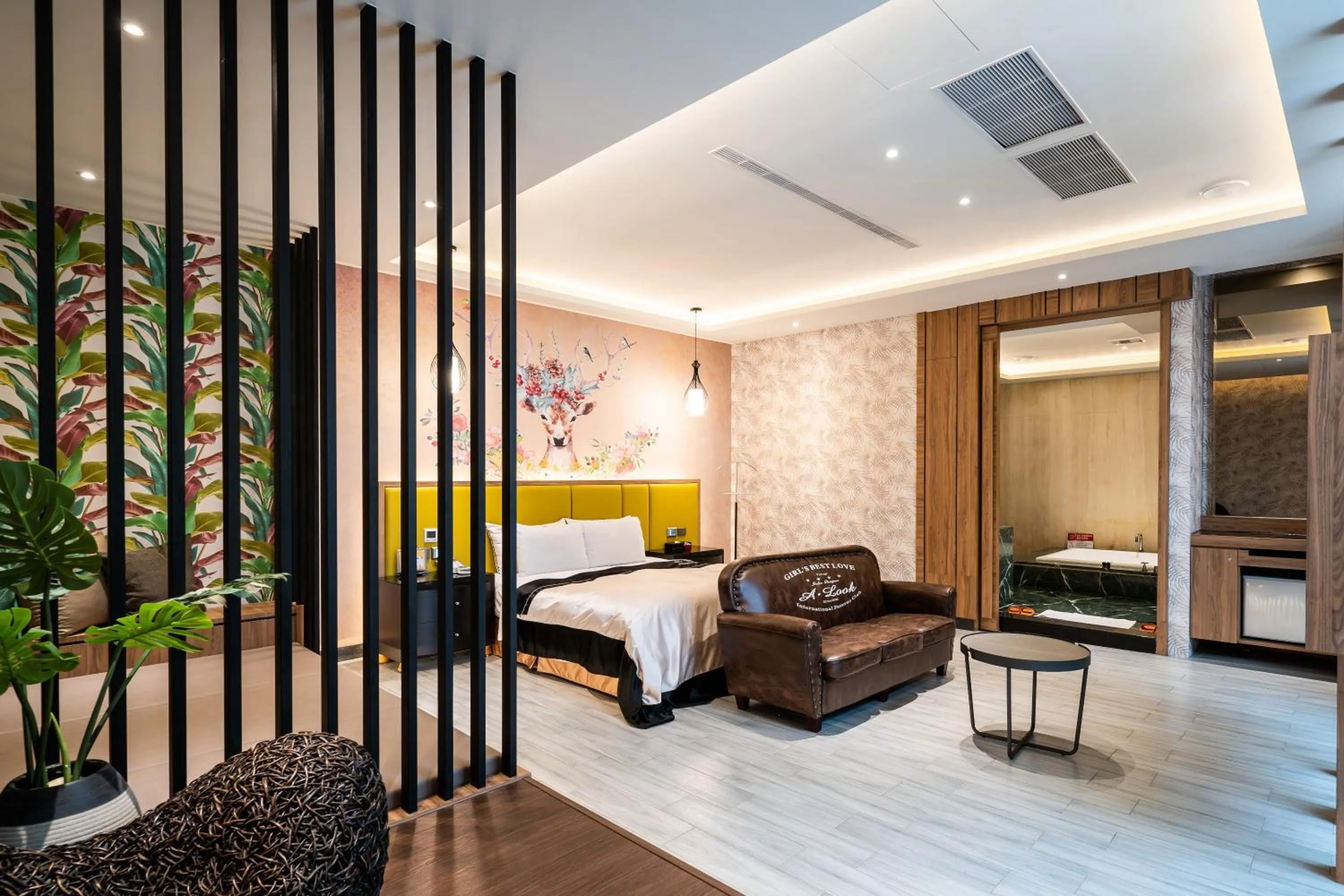 Photo of the whole room, Bed in Aquarius Motel