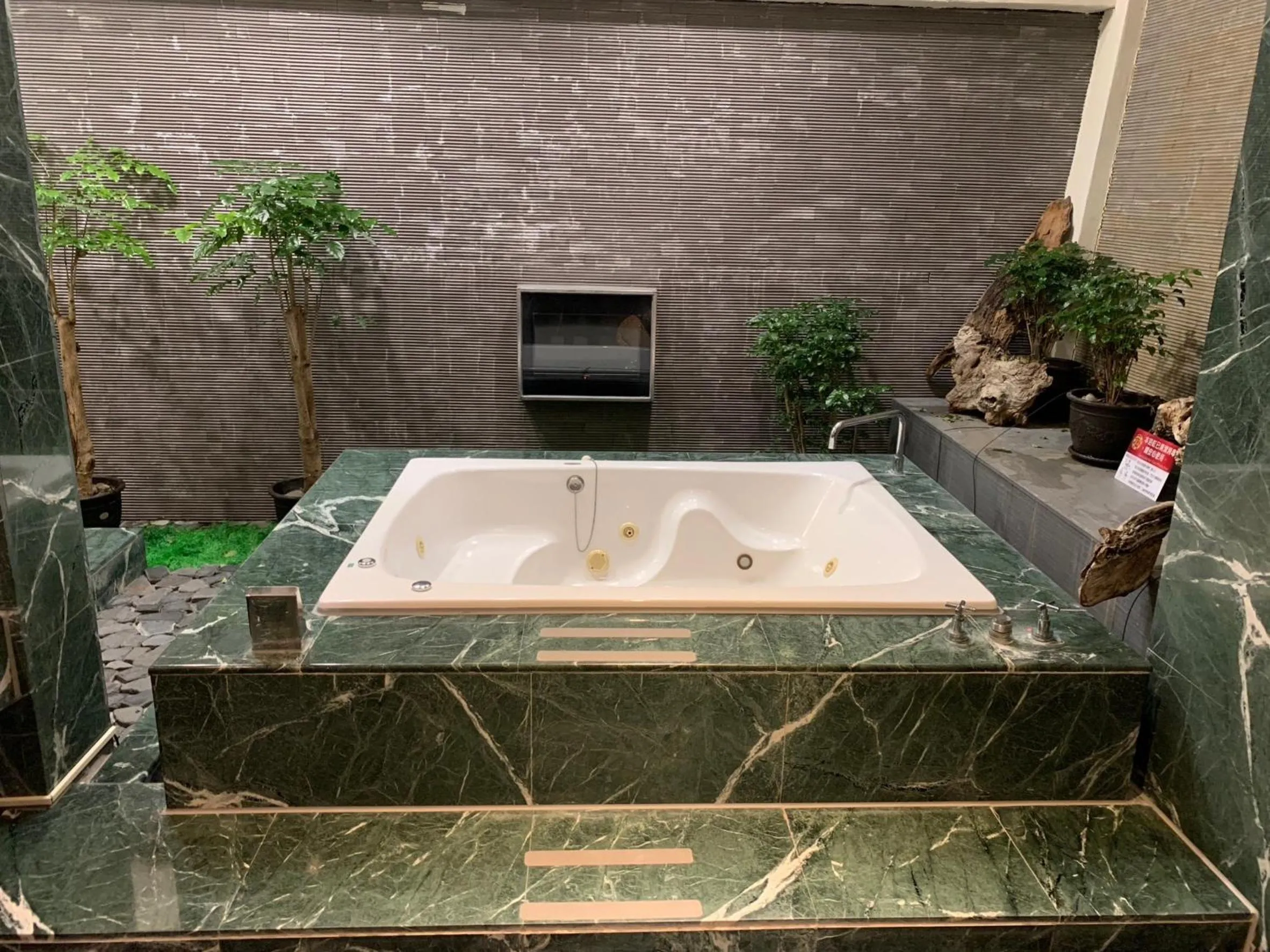 Bathroom in Aquarius Motel