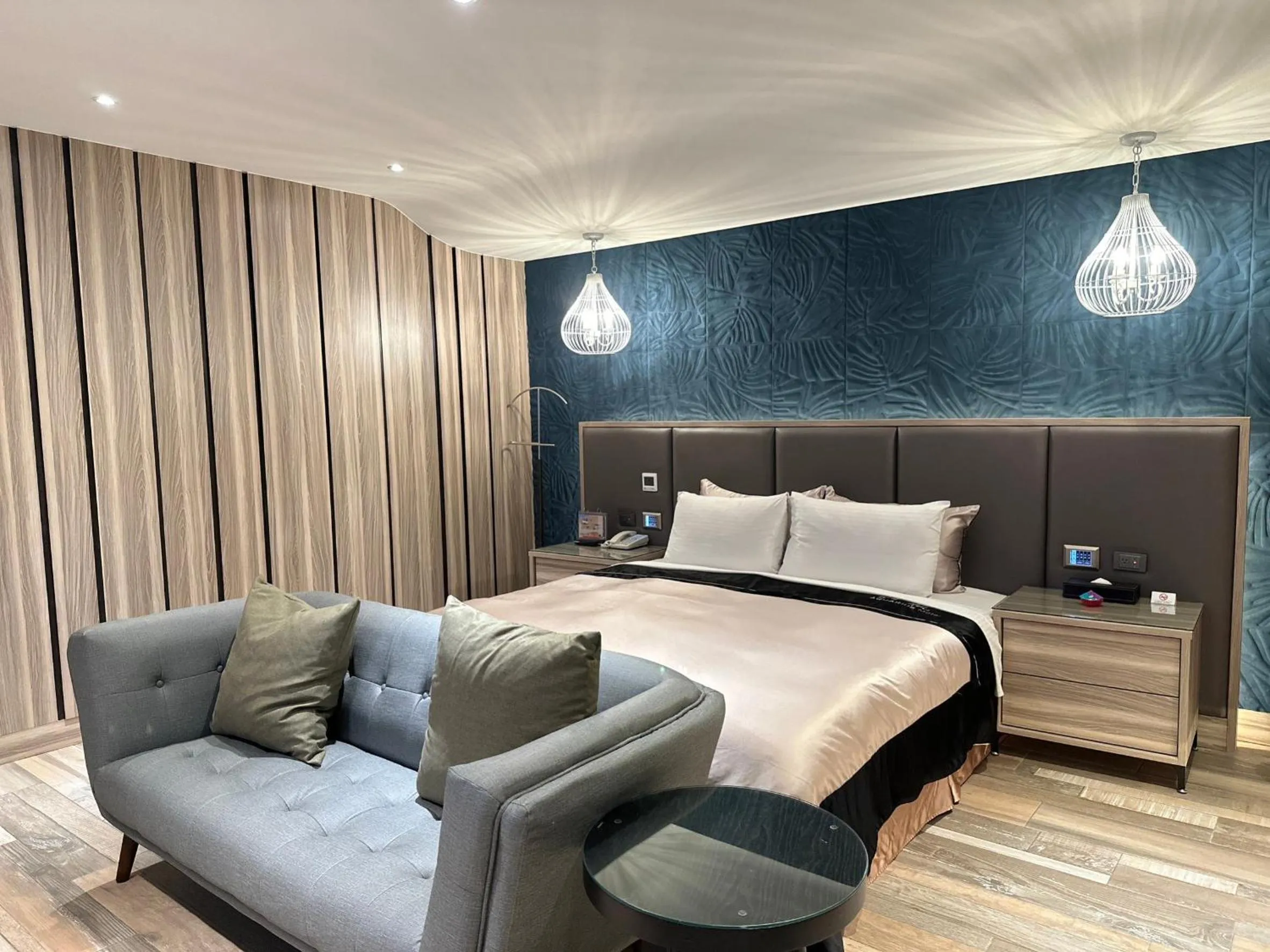 Photo of the whole room, Bed in Aquarius Motel