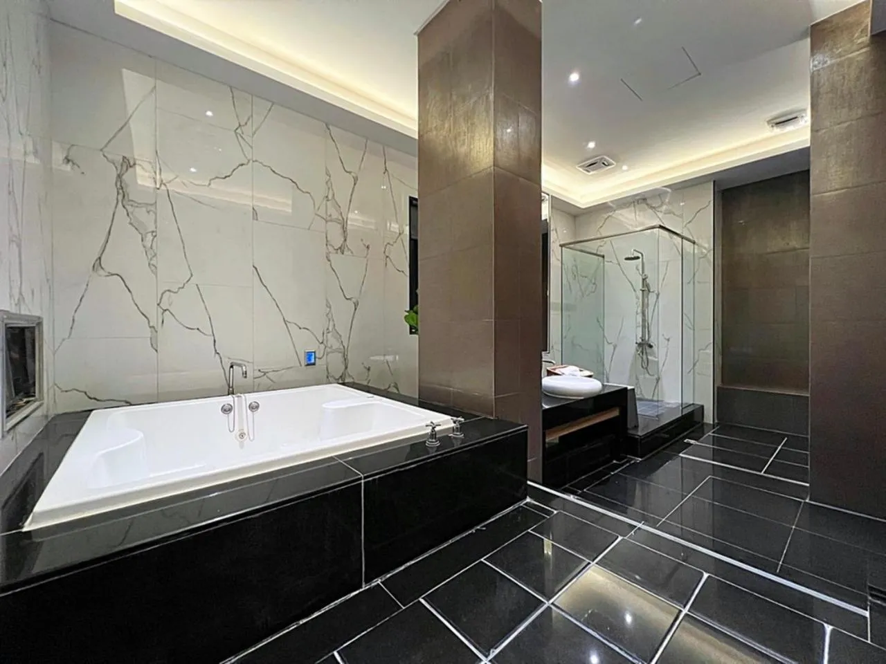 Bathroom in Aquarius Motel