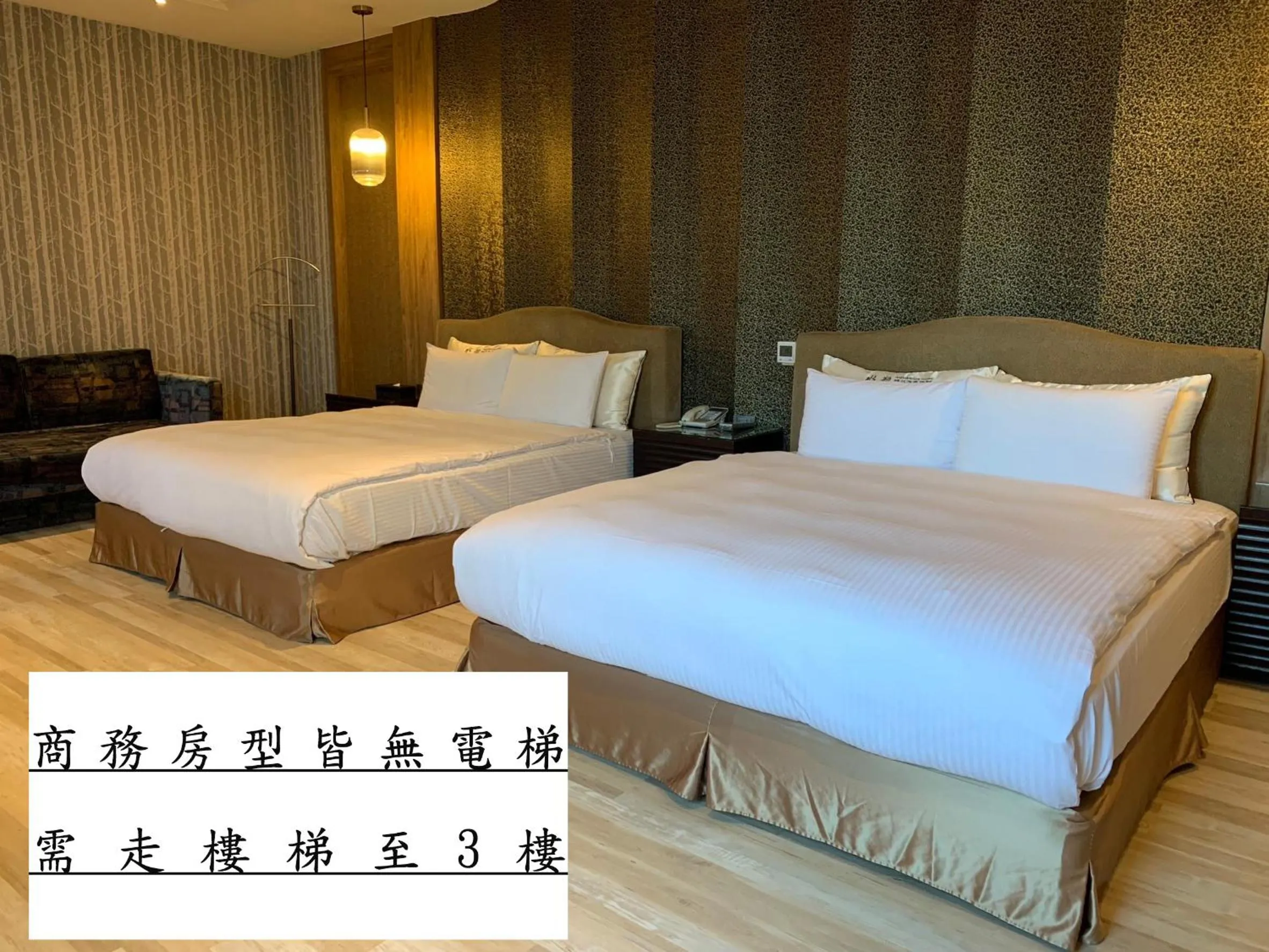 Photo of the whole room, Bed in Aquarius Motel