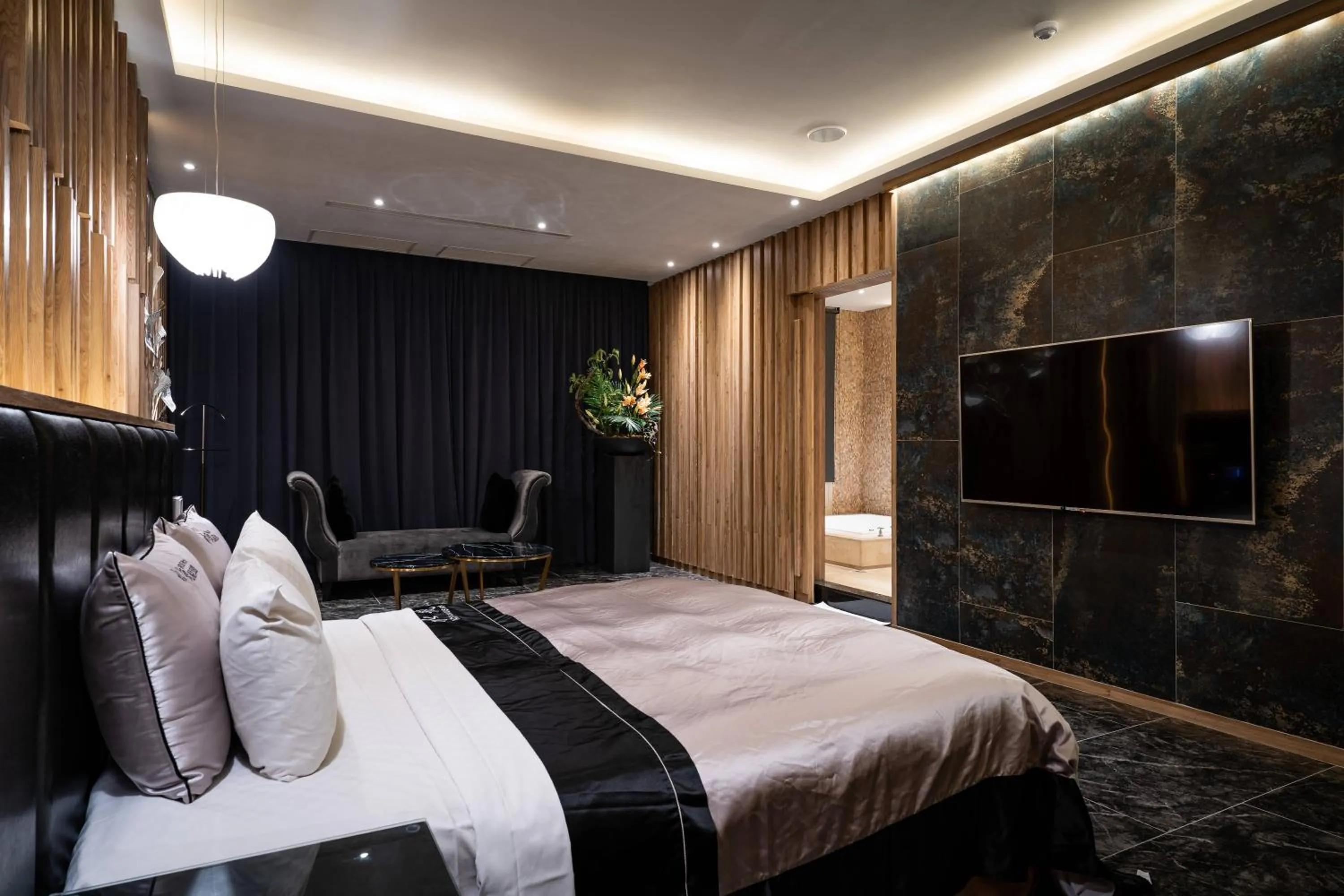 Photo of the whole room, Bed in Aquarius Motel