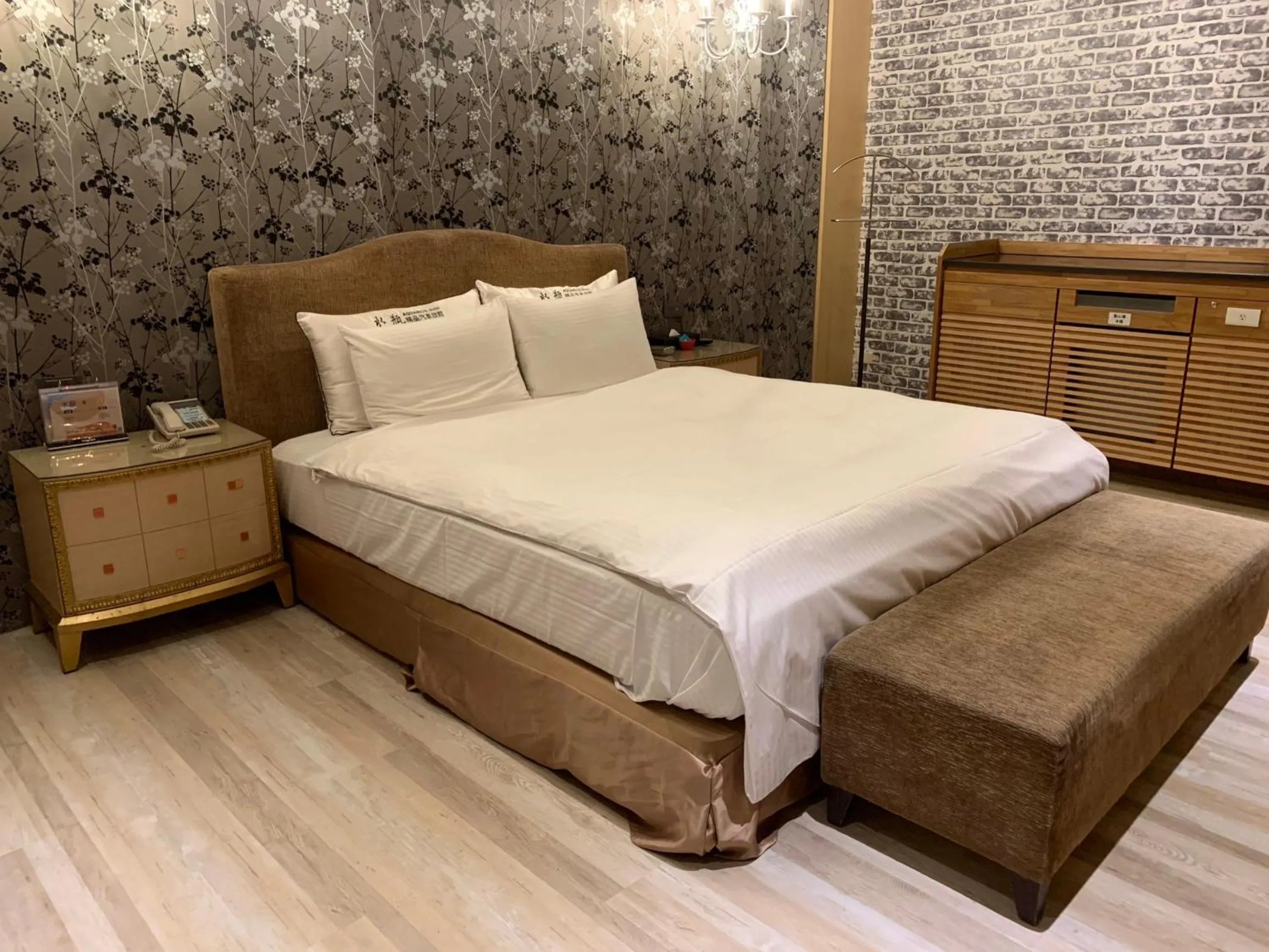 Photo of the whole room, Bed in Aquarius Motel