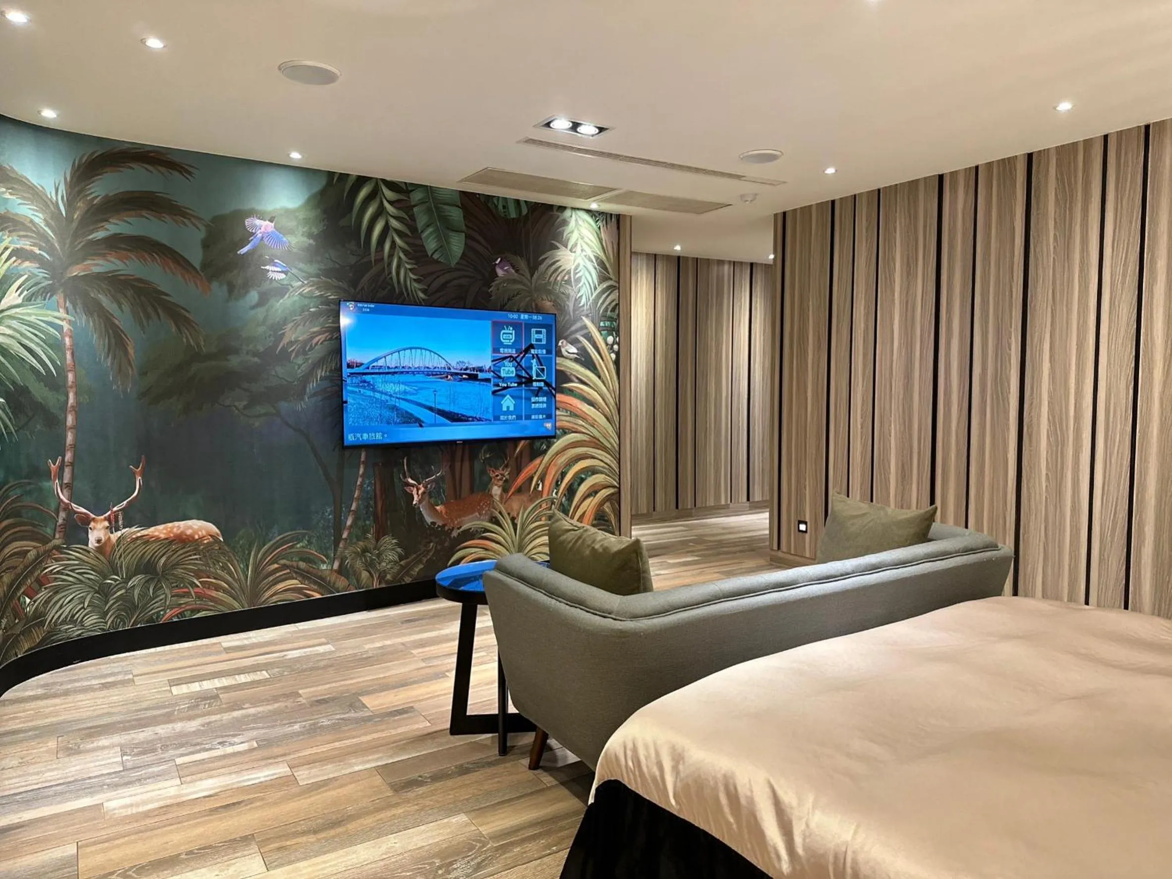 Photo of the whole room, Bed in Aquarius Motel