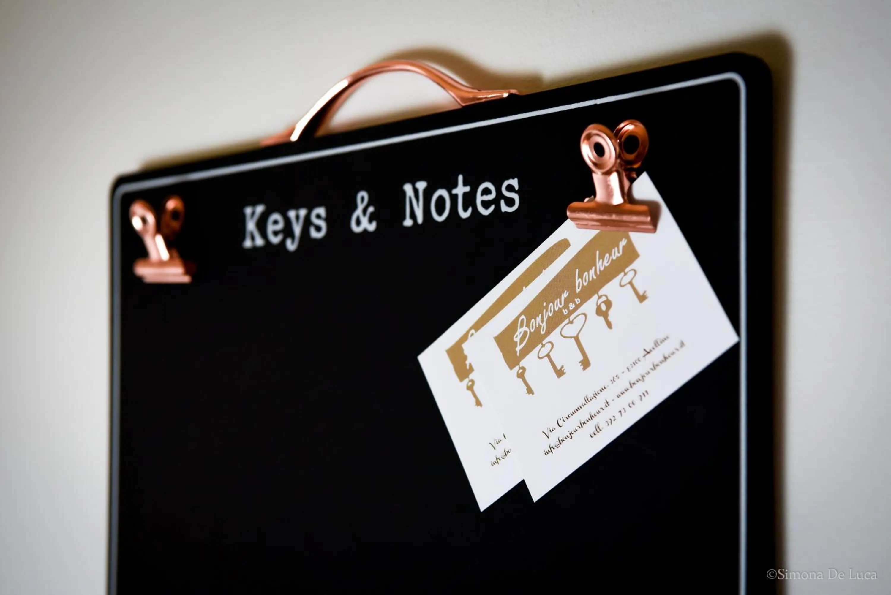 Decorative detail in Bonjour Bonheur