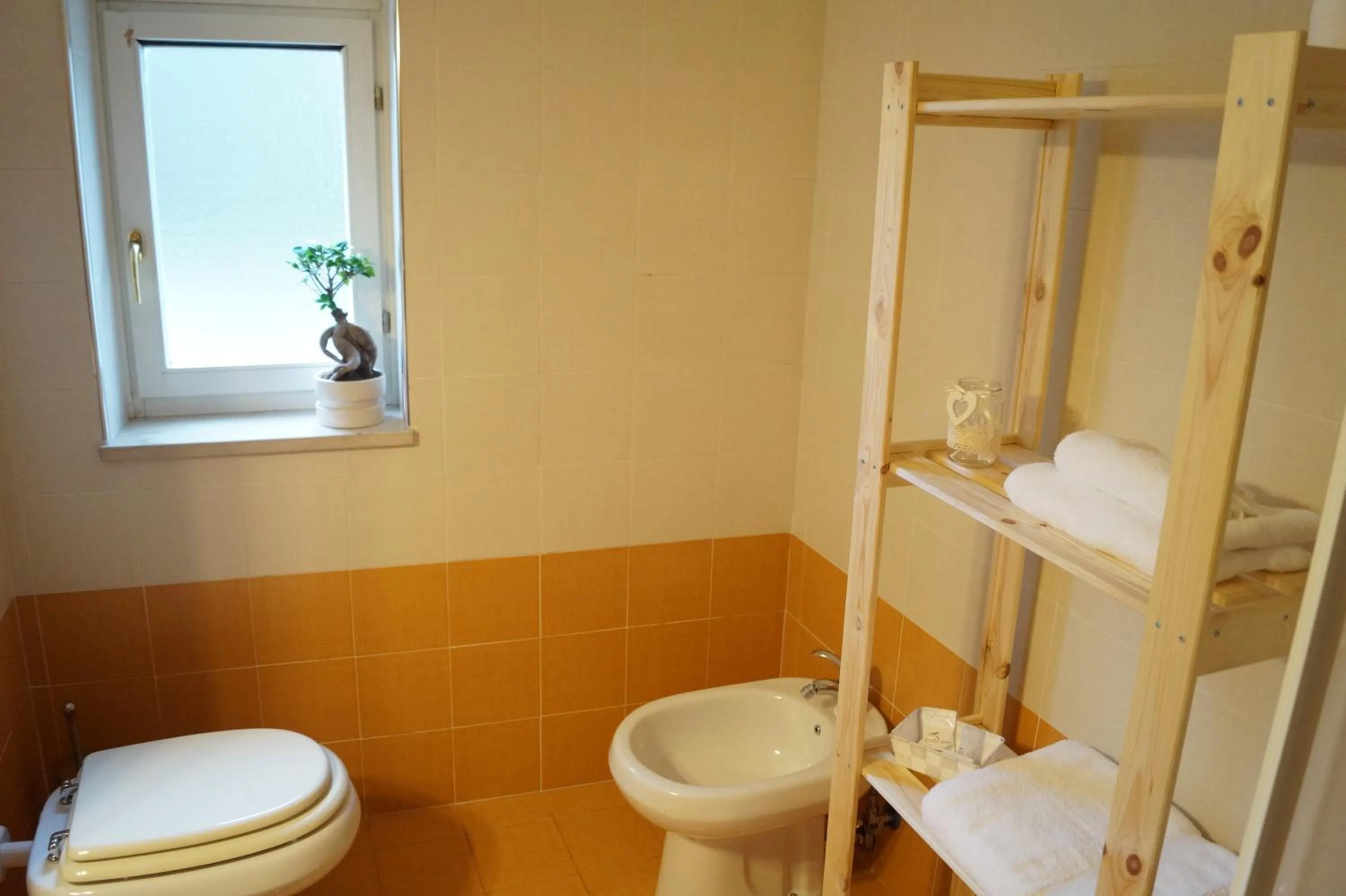 Communal lounge/ TV room in Bonjour Bonheur