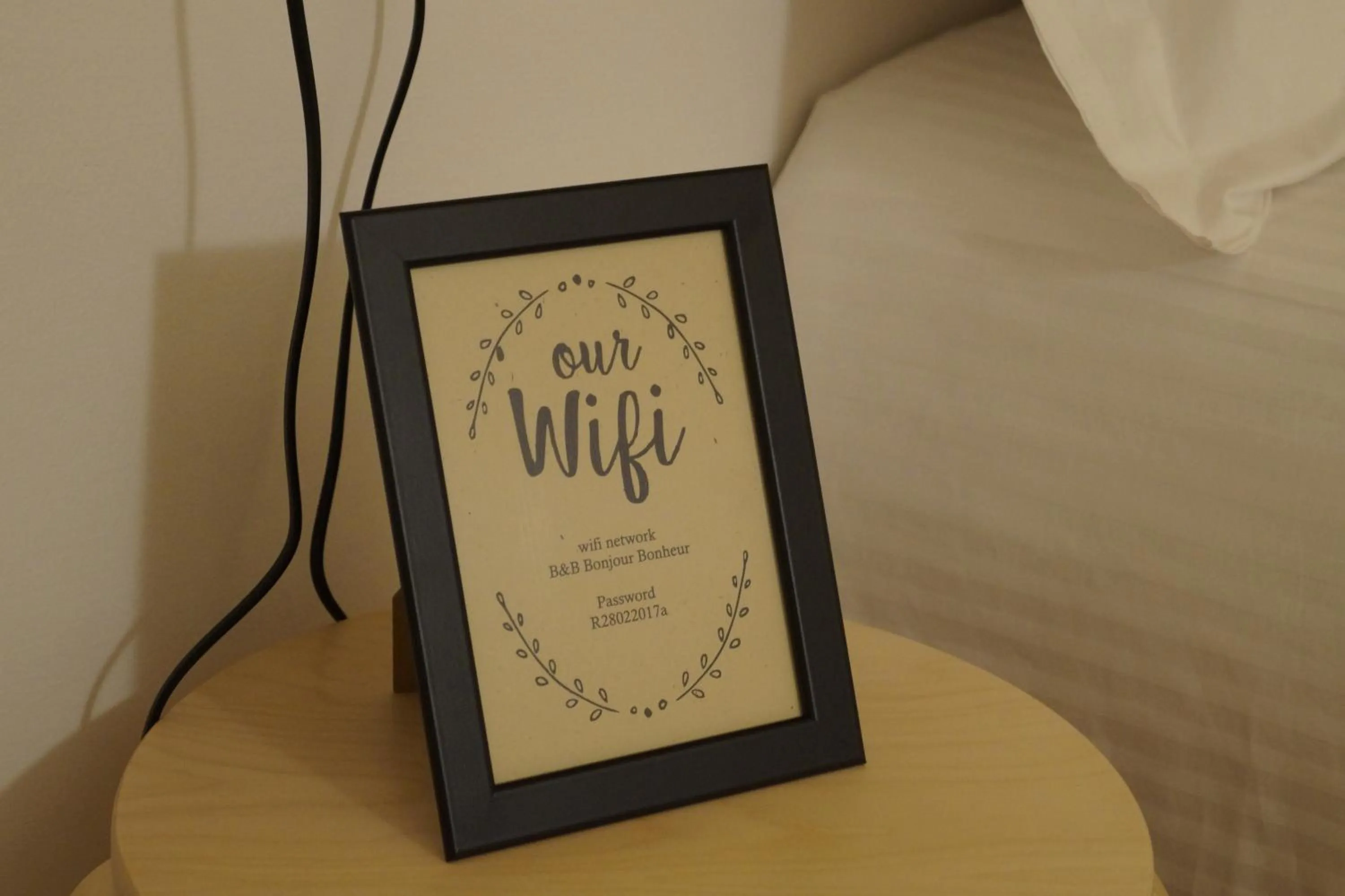 Decorative detail in Bonjour Bonheur