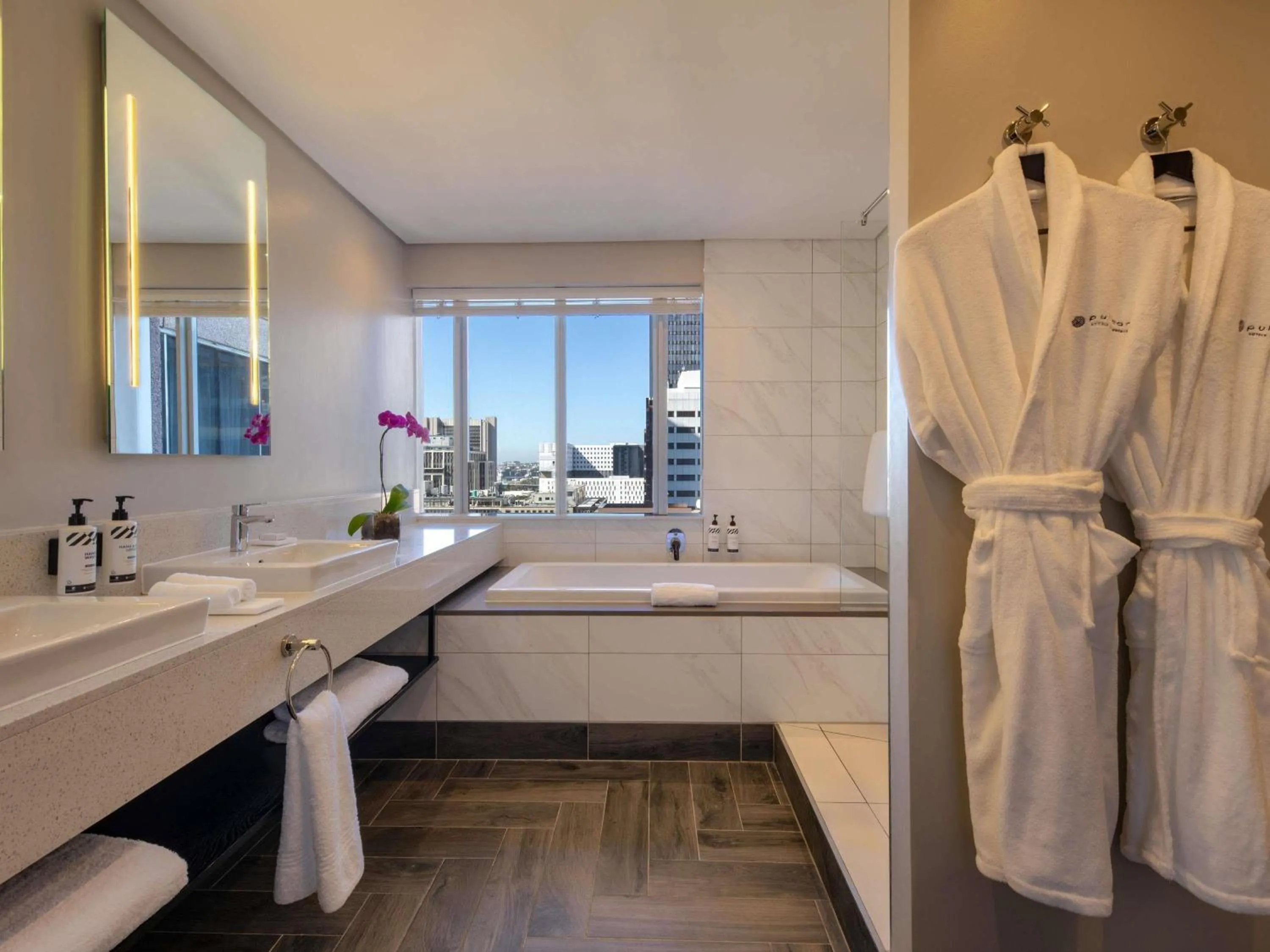 Bedroom in Pullman Cape Town City Centre