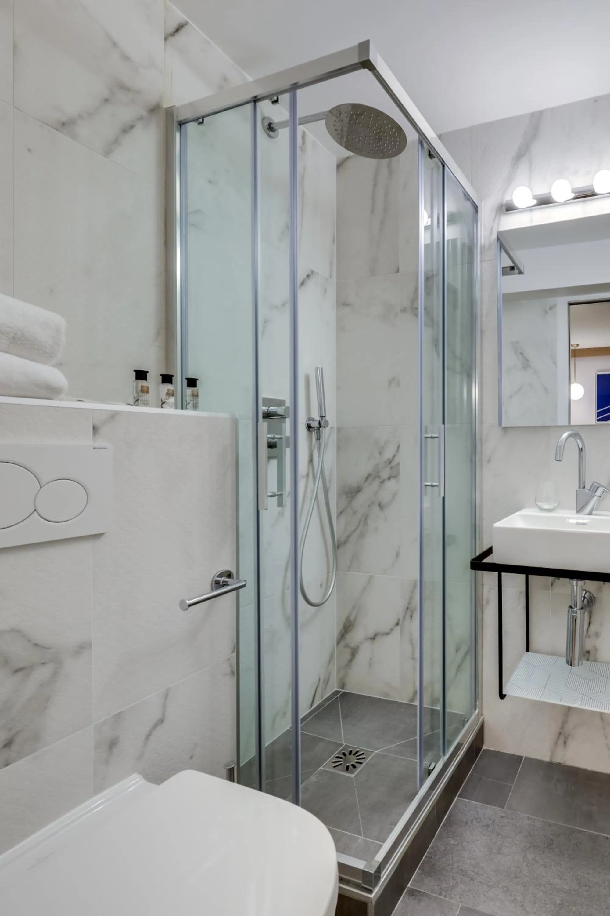 Shower in Hôtel Alexandrine Opera