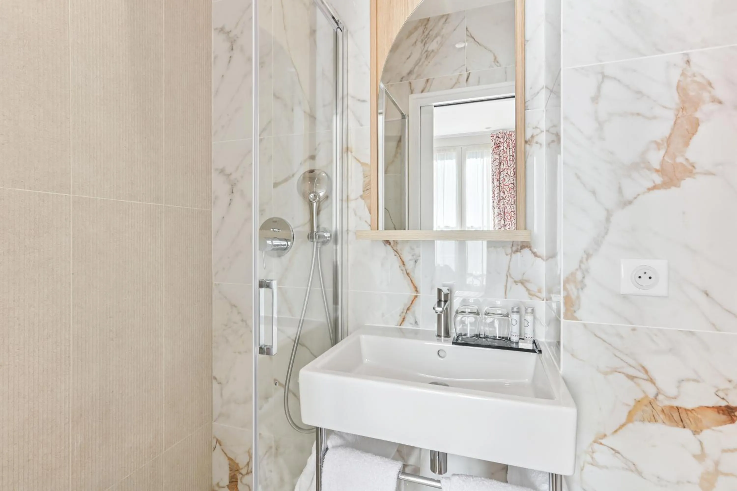 Shower in Hôtel Alexandrine Opera