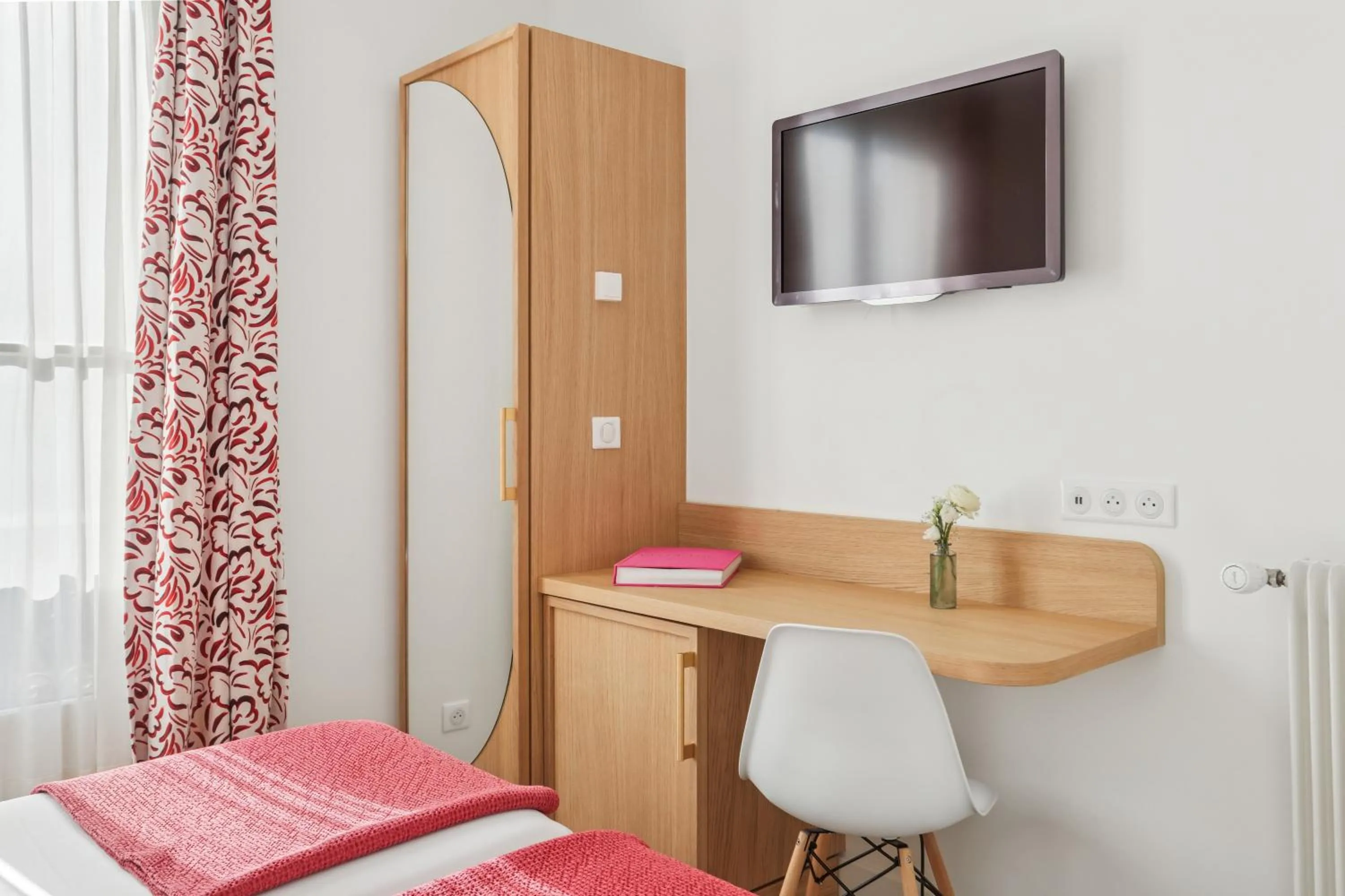 TV and multimedia, Bed in Hôtel Alexandrine Opera