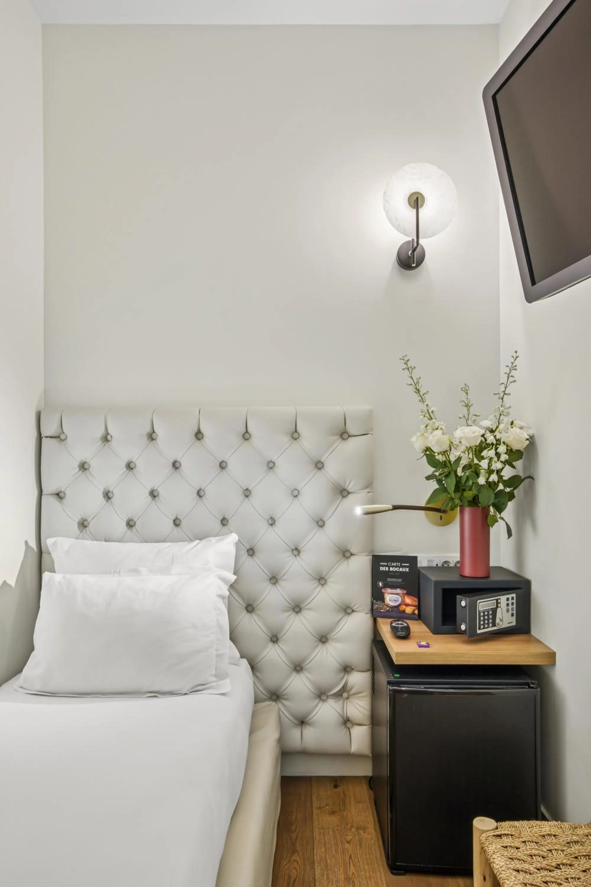 Bedroom, Bed in Hôtel Alexandrine Opera