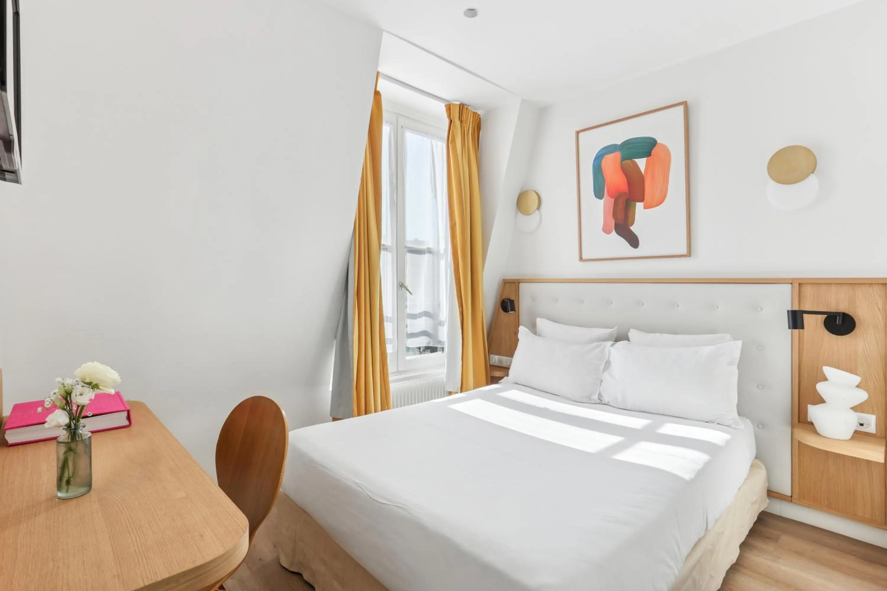 Photo of the whole room, Bed in Hôtel Alexandrine Opera